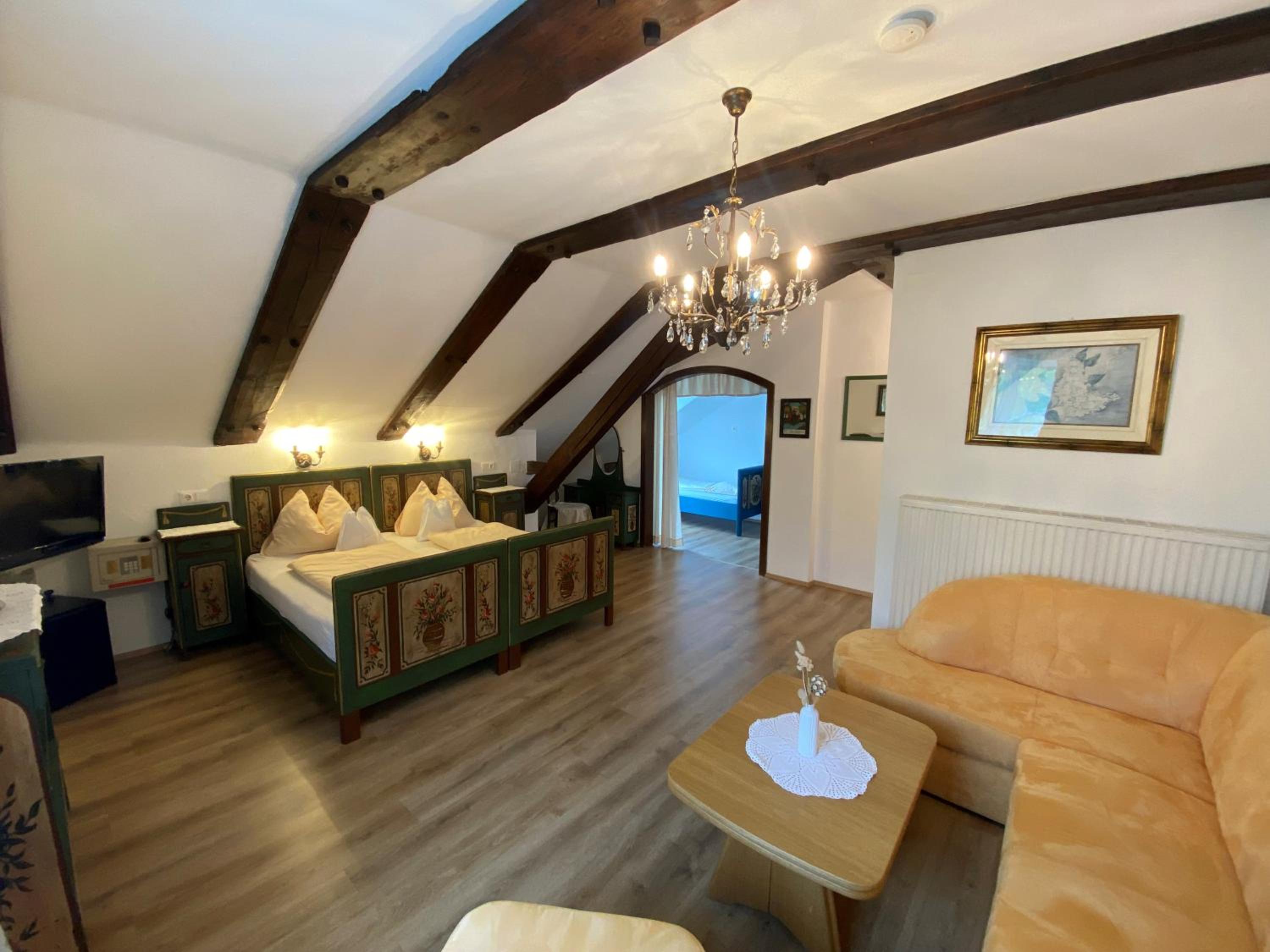 Large Double Room with Lake View - Photo 6