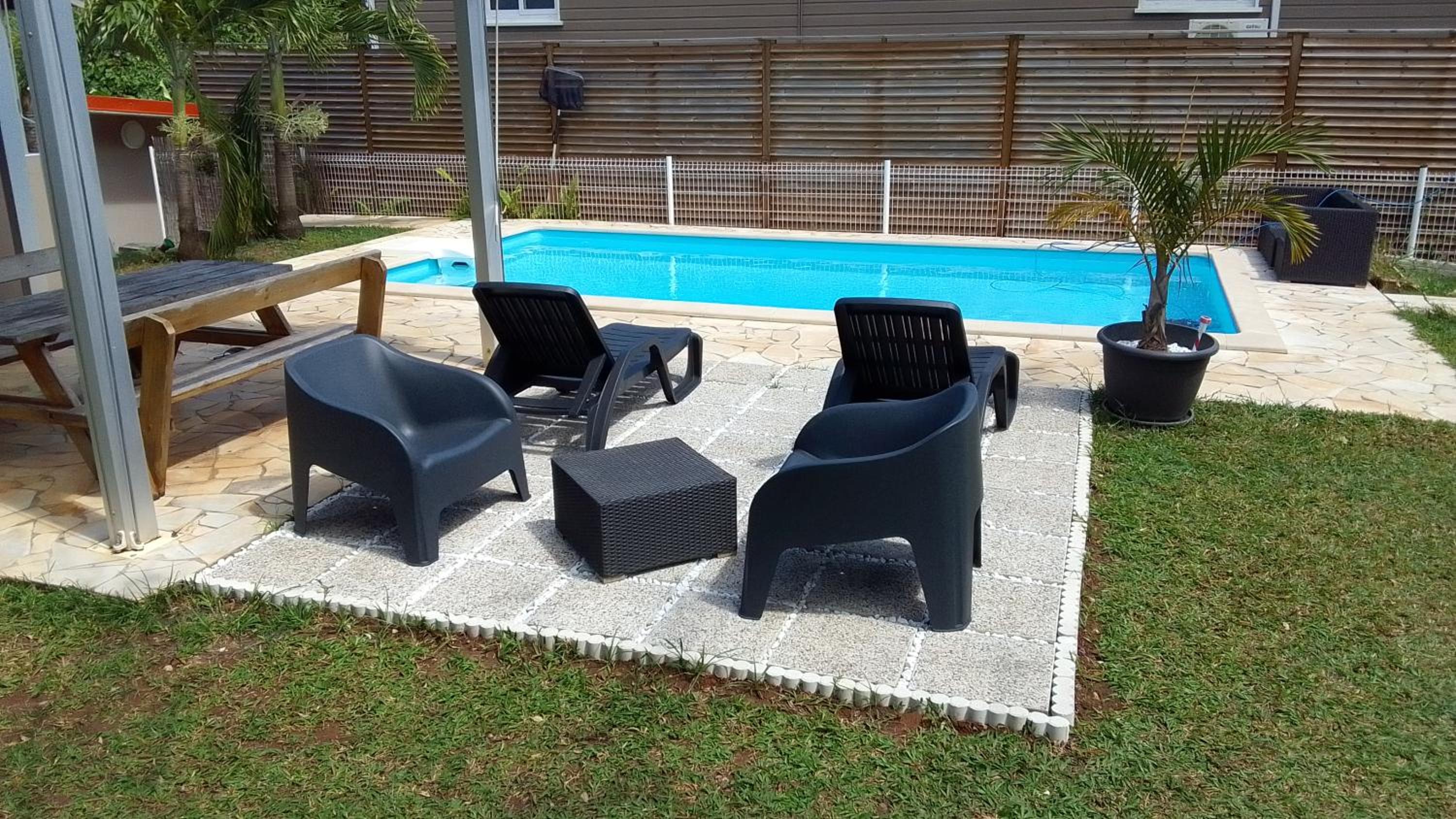 One-Bedroom Apartment with Pool View photo 3