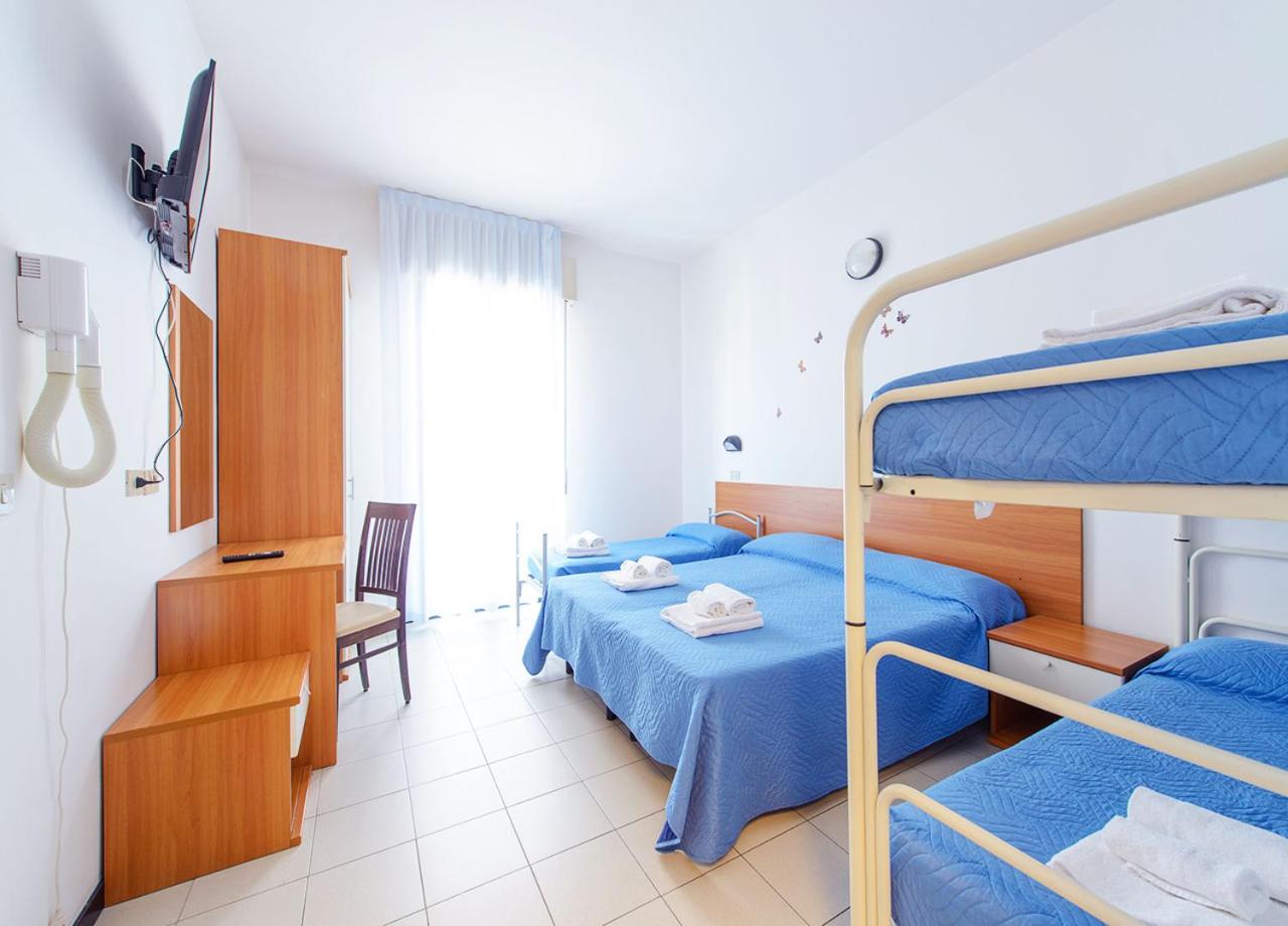 Classic Triple Room with Balcony and Lateral Sea View