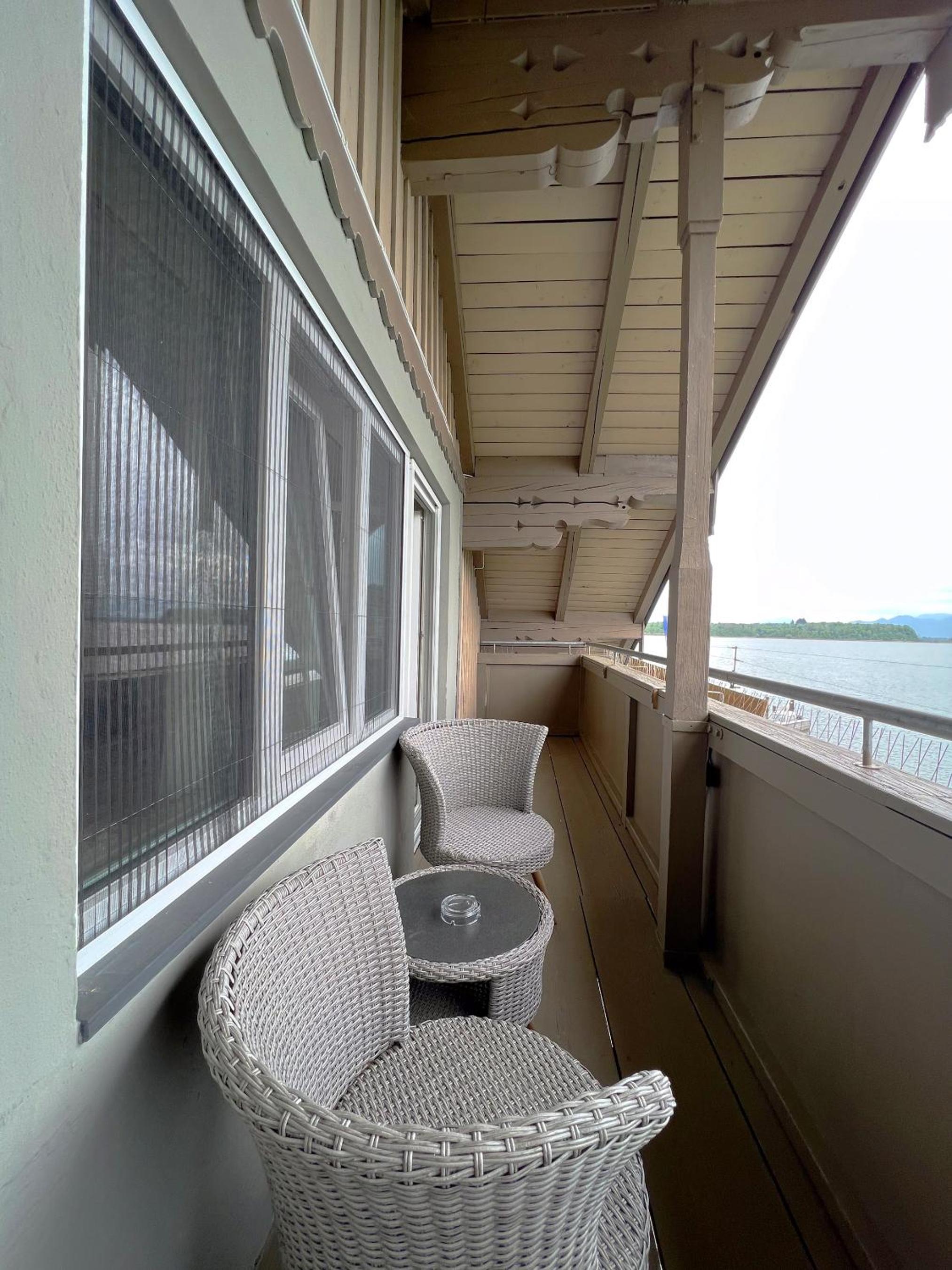 Large Double Room with lake view and balcony - Photo 20