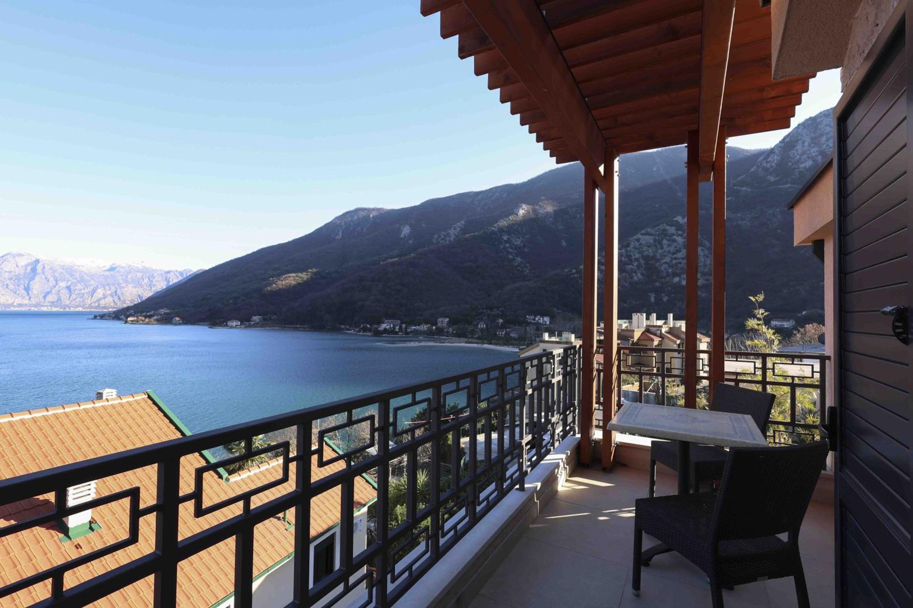 Deluxe Two Bedroom Apartment with Balcony and Sea View (4+2) photo 1