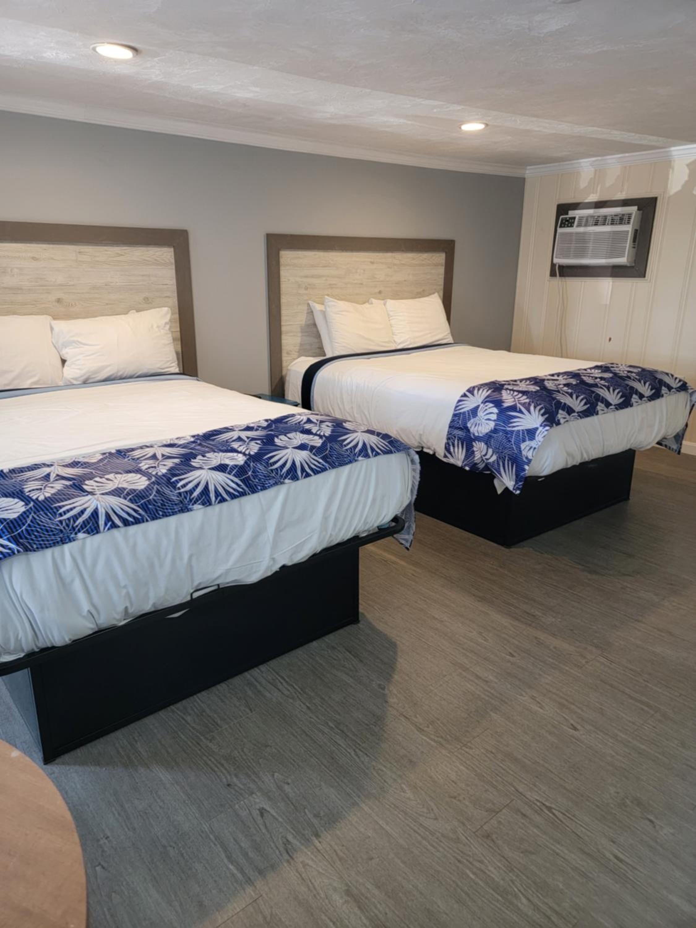 Queen Room with Two Queen Beds - Non-Smoking - Photo 10