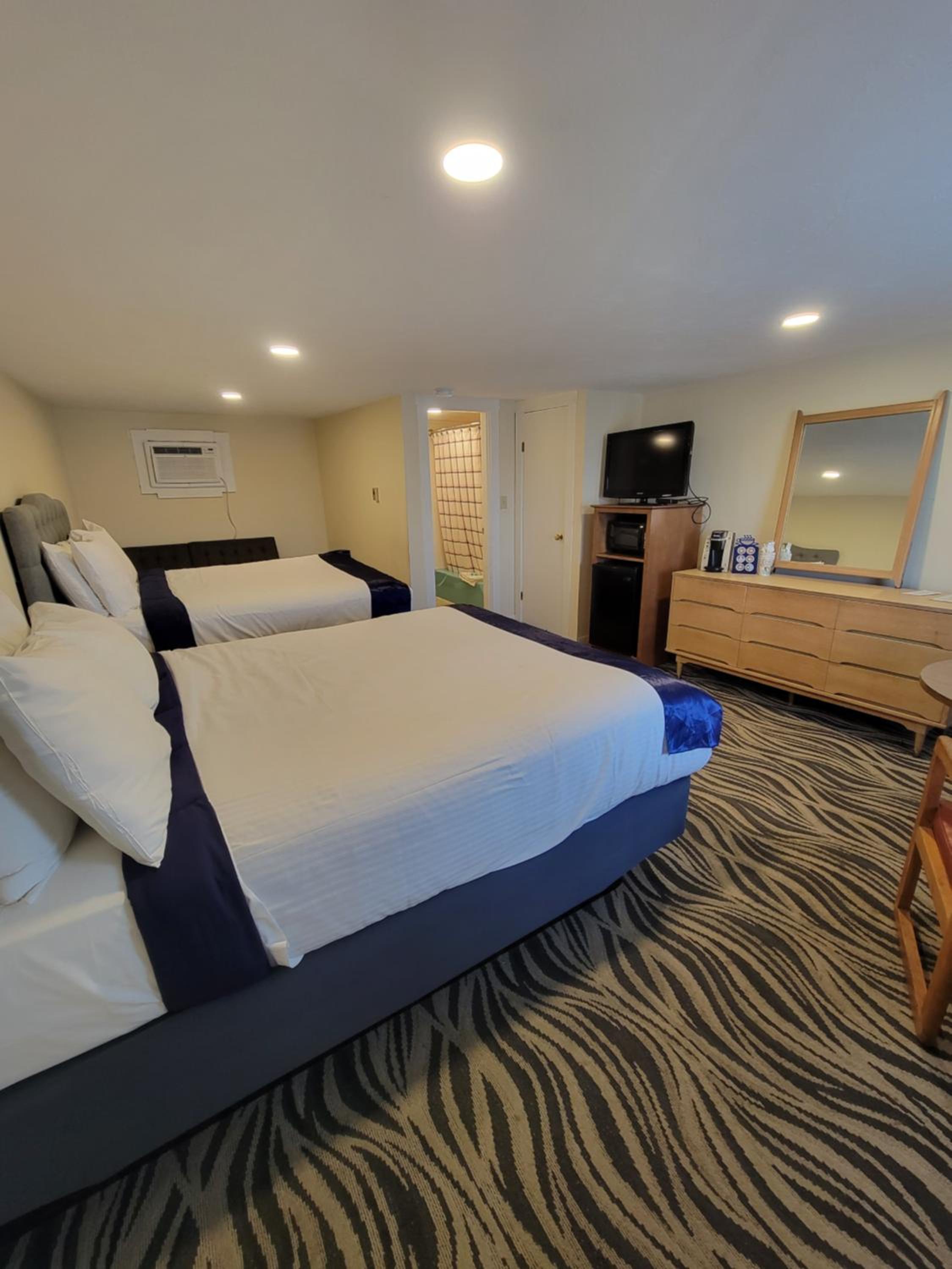Queen Room with Two Queen Beds - Non-Smoking - Photo 11