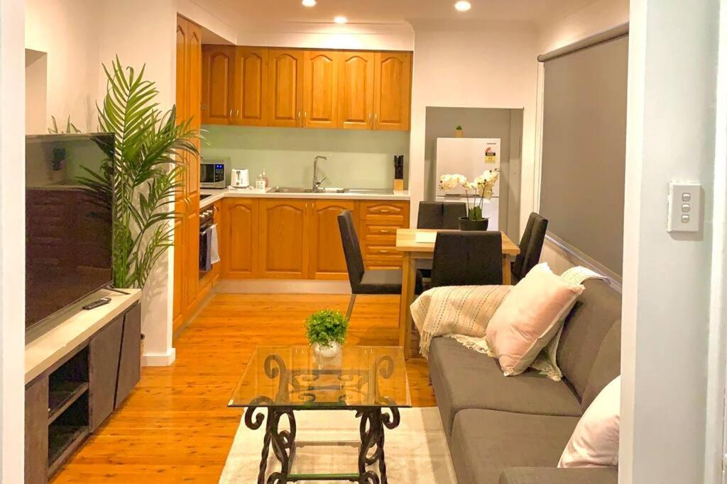 Five-Bedroom House photo 1
