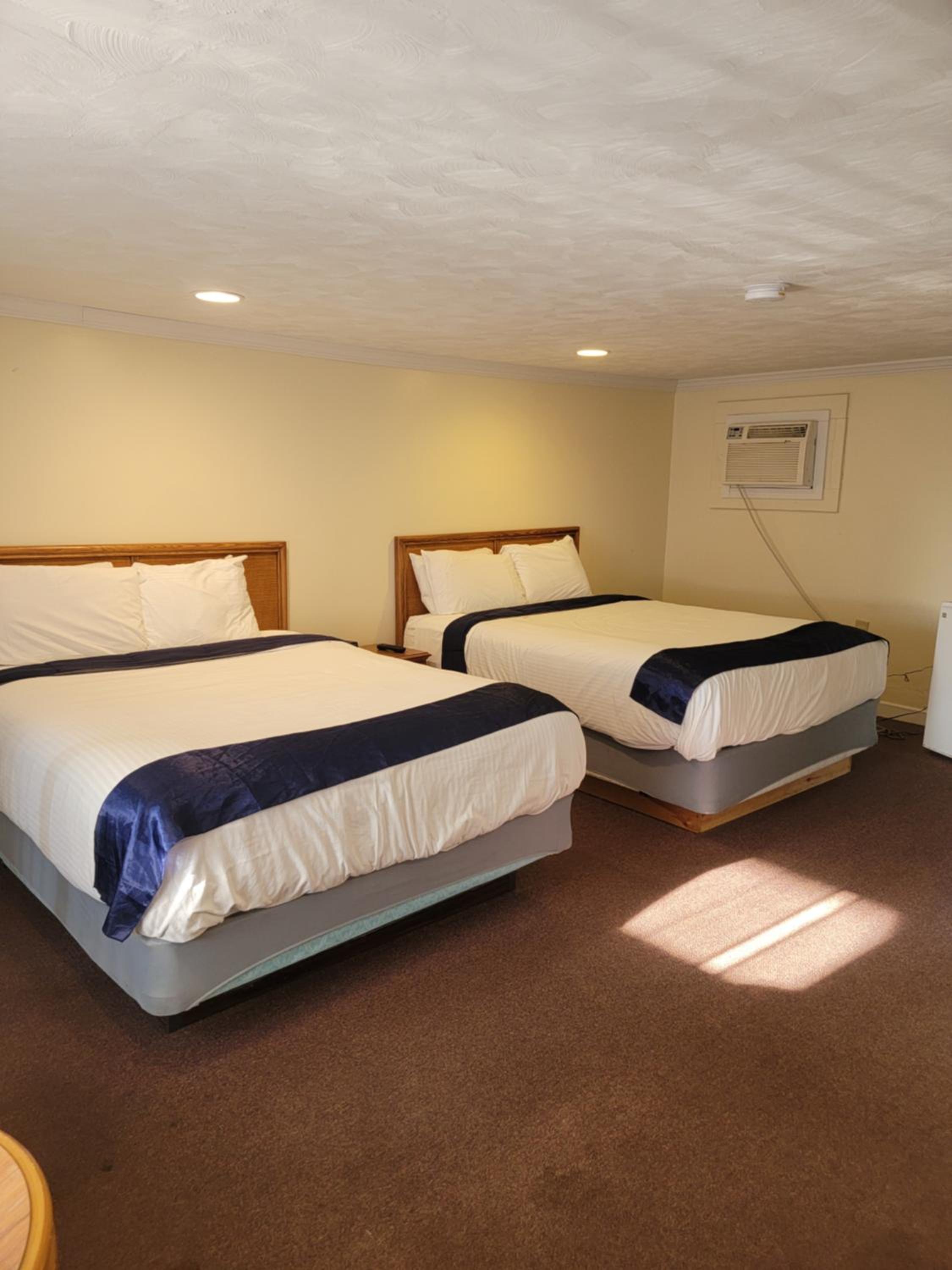 Queen Room with Two Queen Beds - Non-Smoking - Photo 9