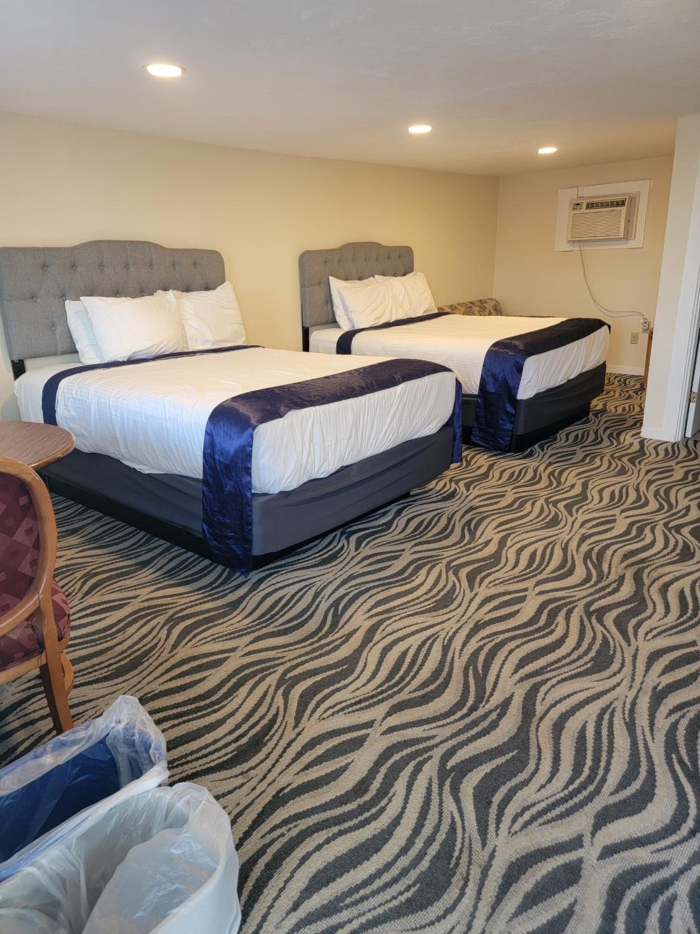 Queen Room with Two Queen Beds - Non-Smoking - Photo 8