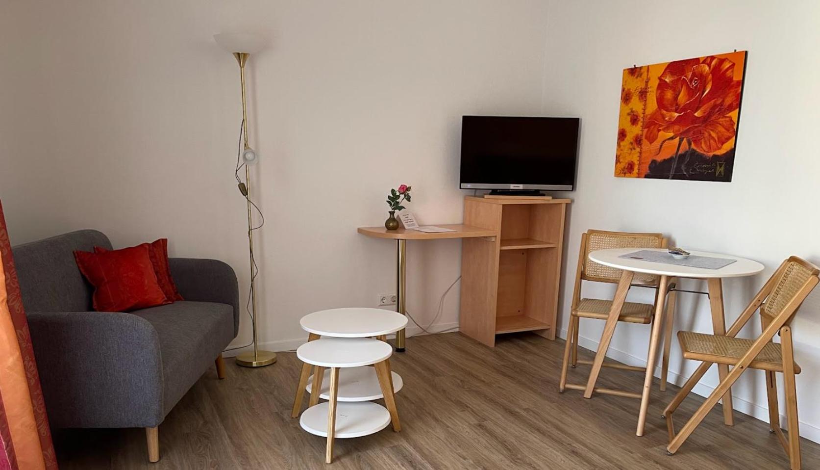 Apartment with Balcony photo 3