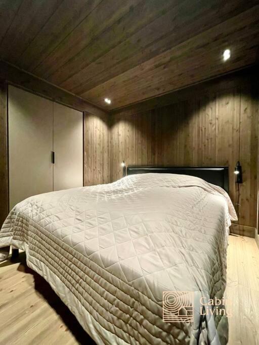 Five-Bedroom House photo 1