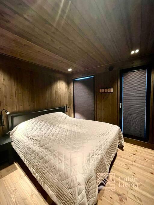 Five-Bedroom House photo 2