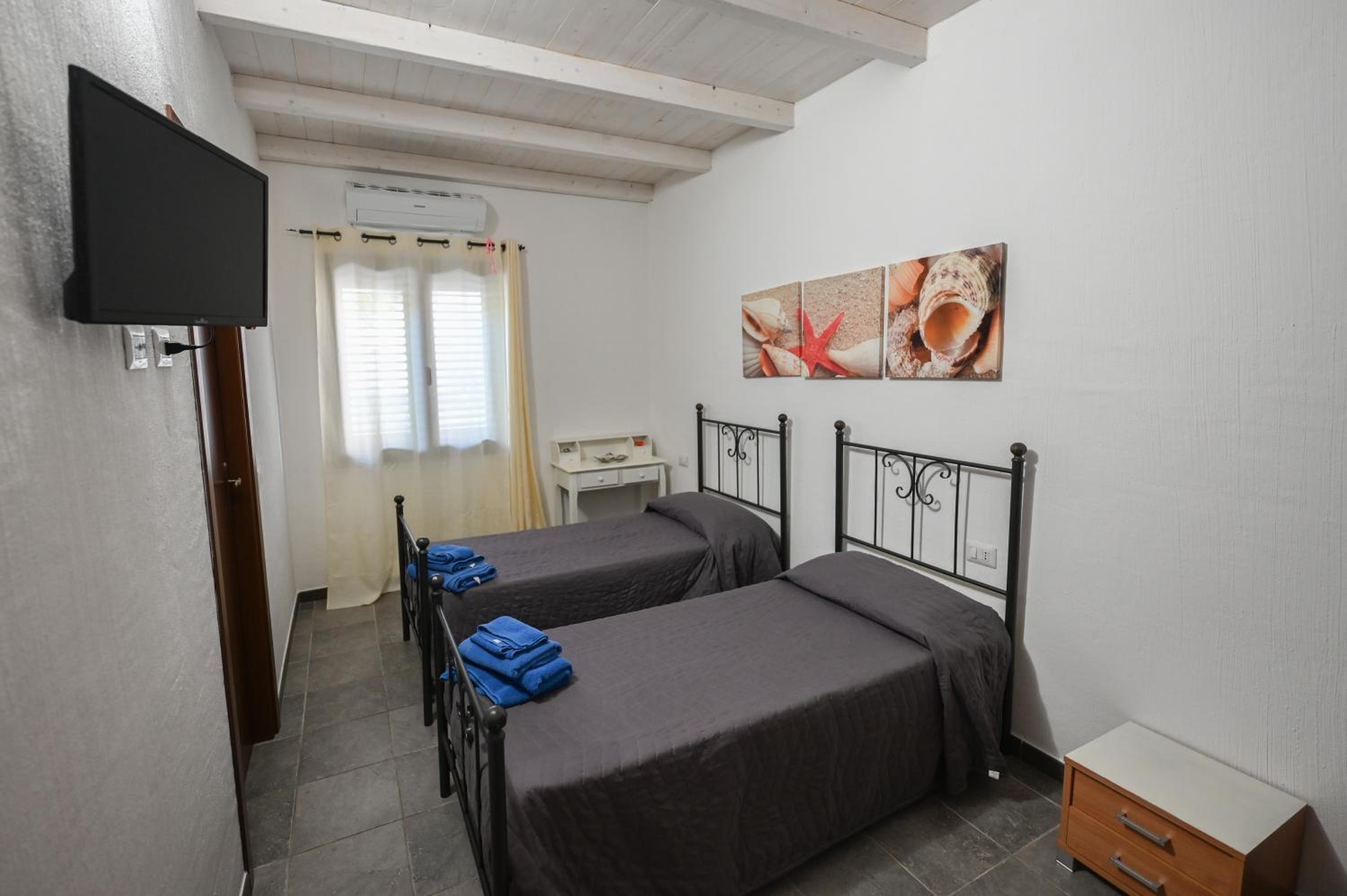 Twin Room with Private Bathroom - Photo 1