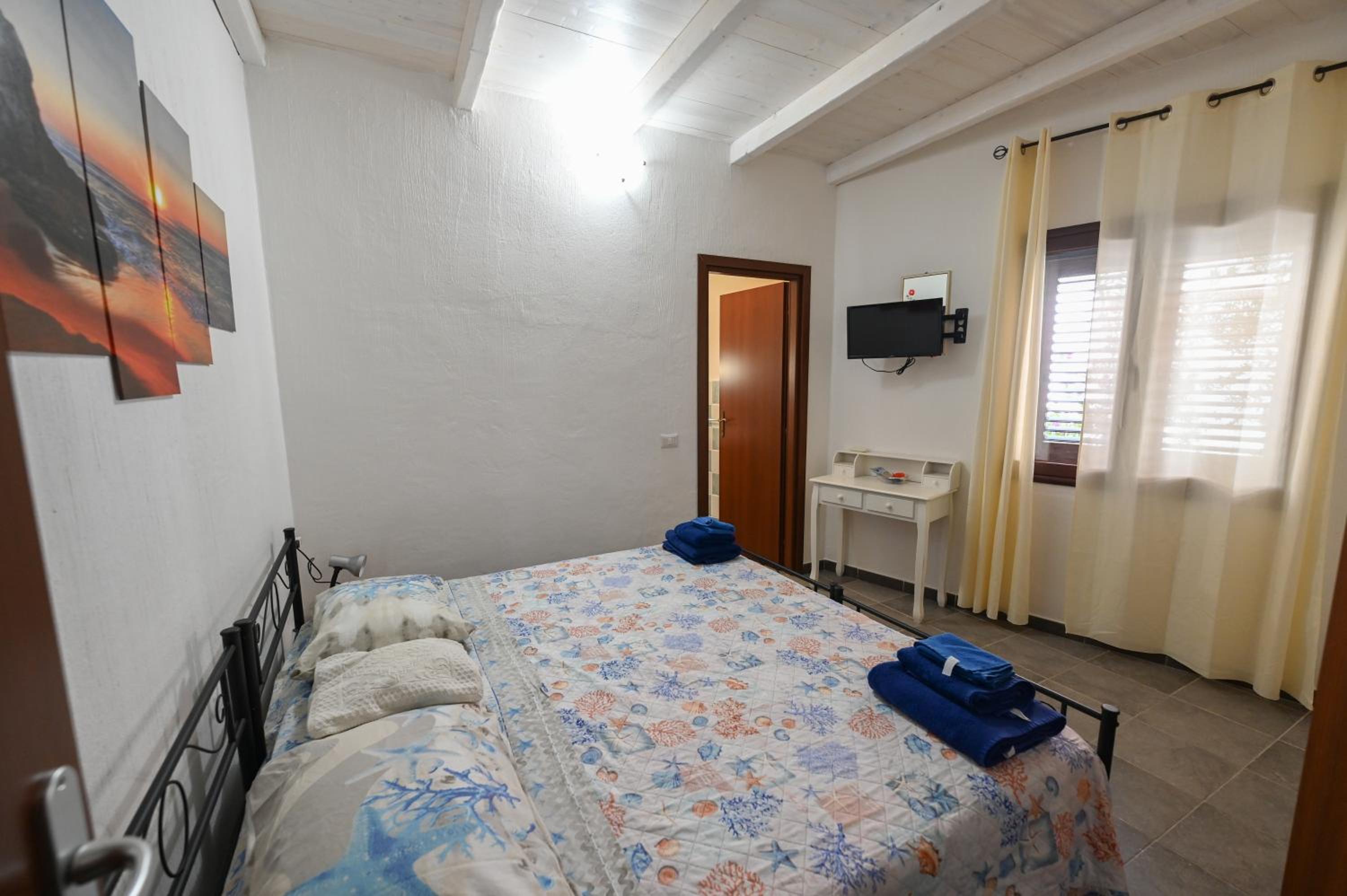 Twin Room with Private Bathroom - Photo 7