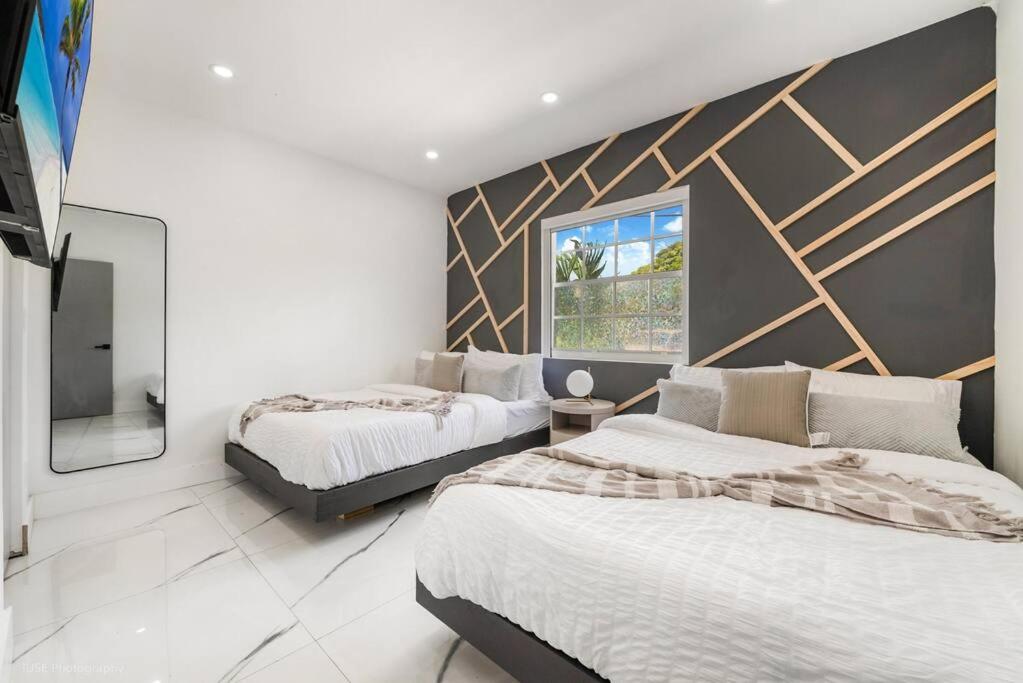 Six-Bedroom House photo 1