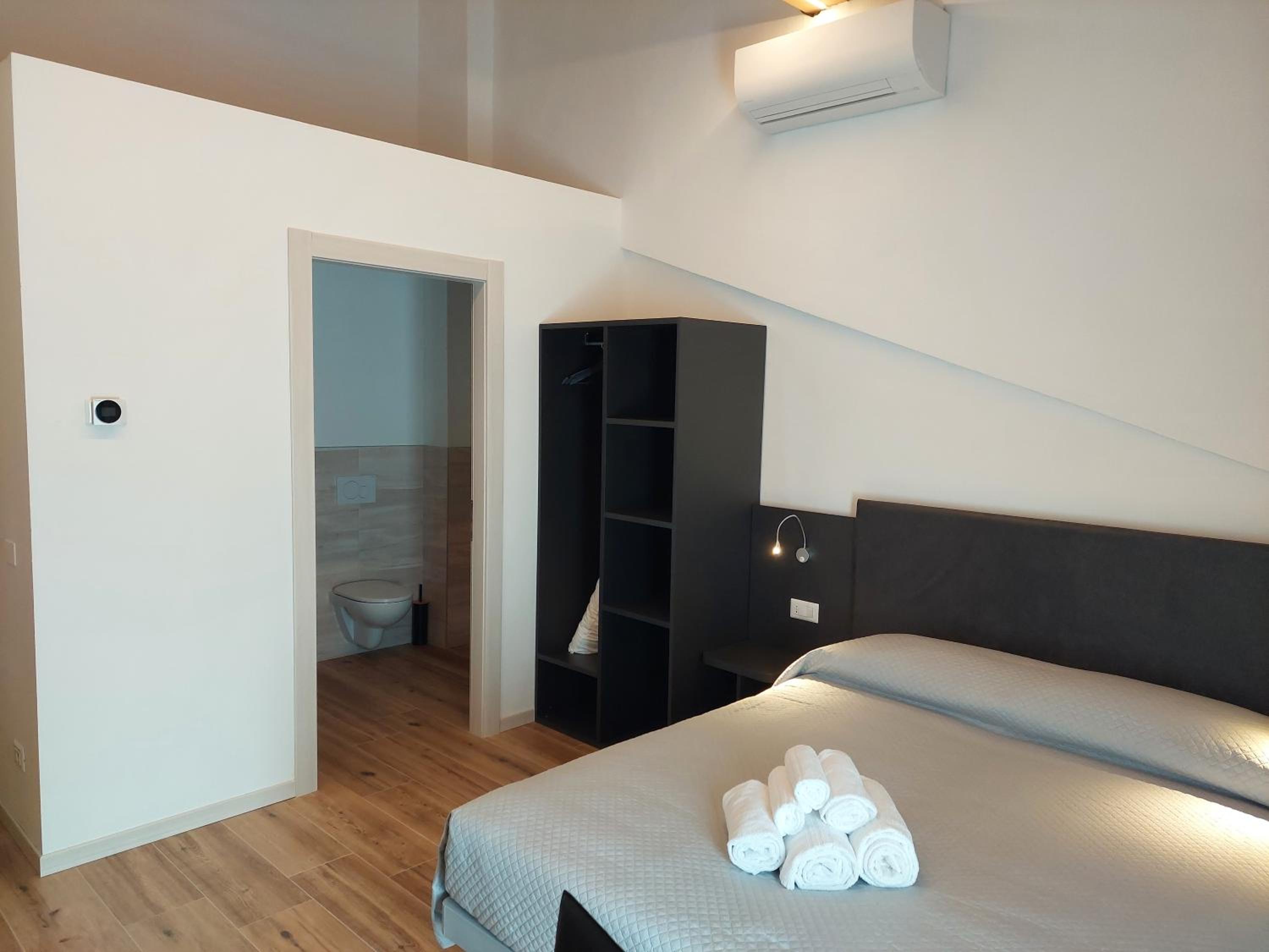 Large Double Room photo 3