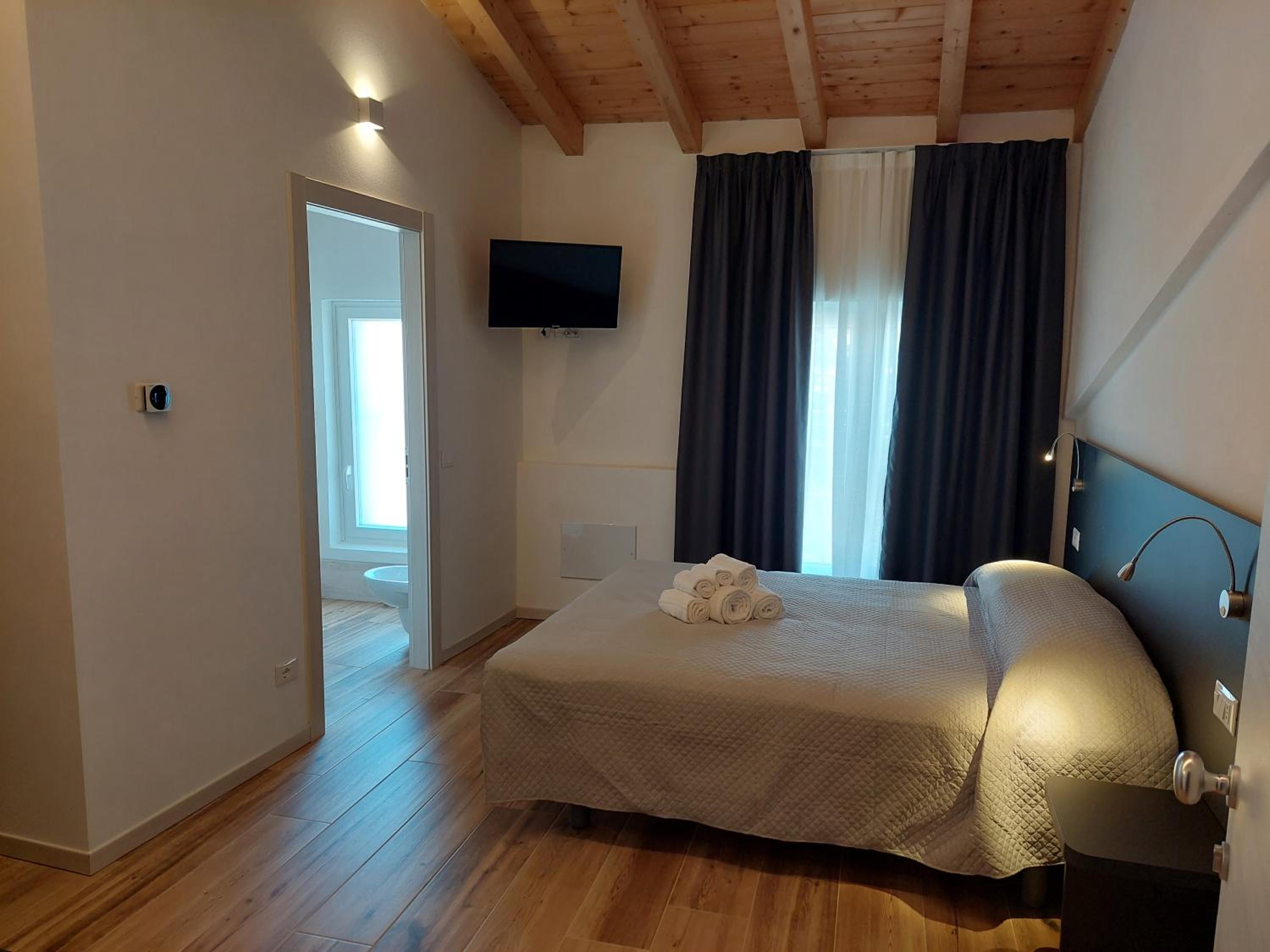 Large Double or Twin Room photo 2