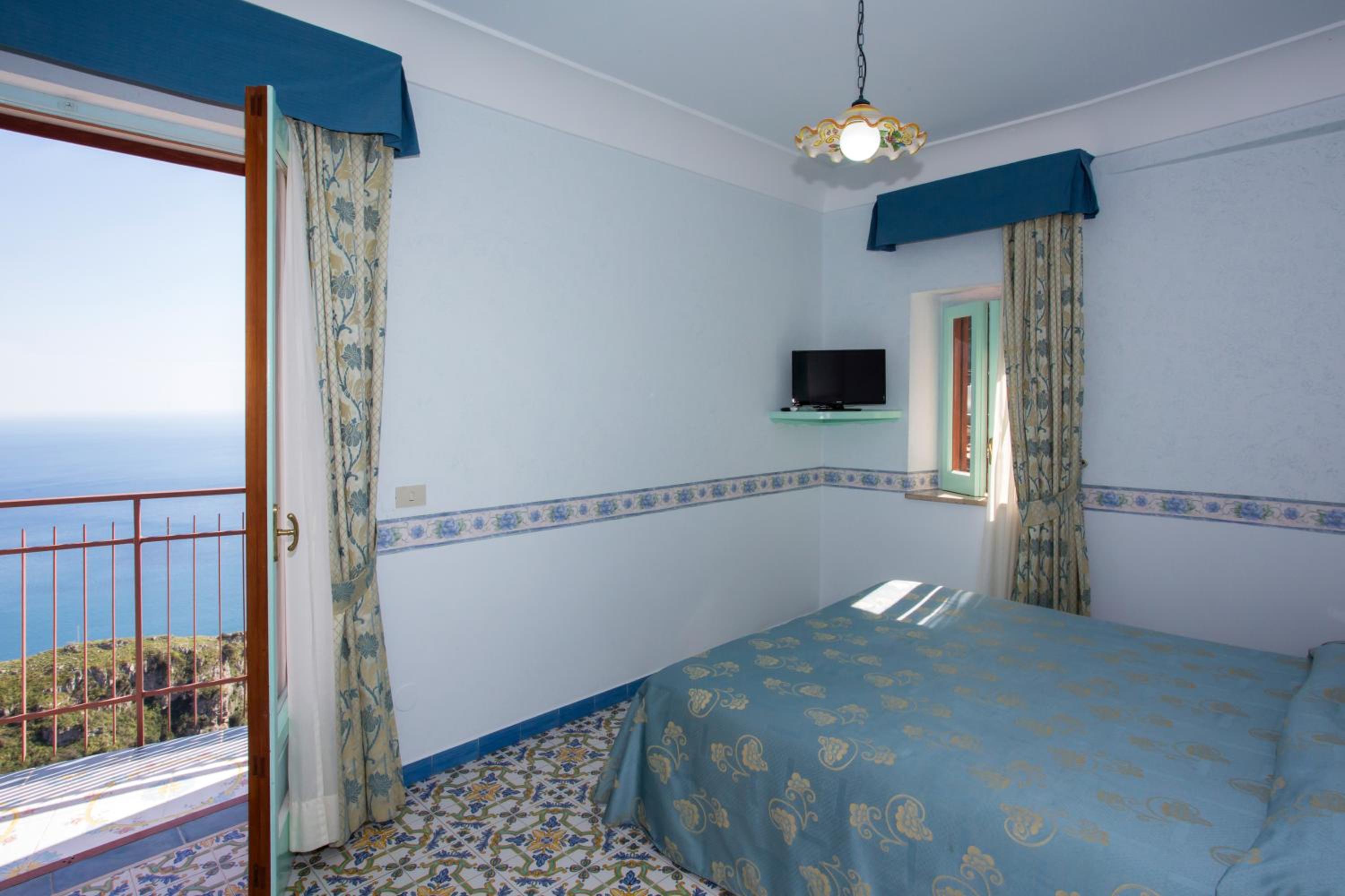 Double Room with Sea View - Photo 16