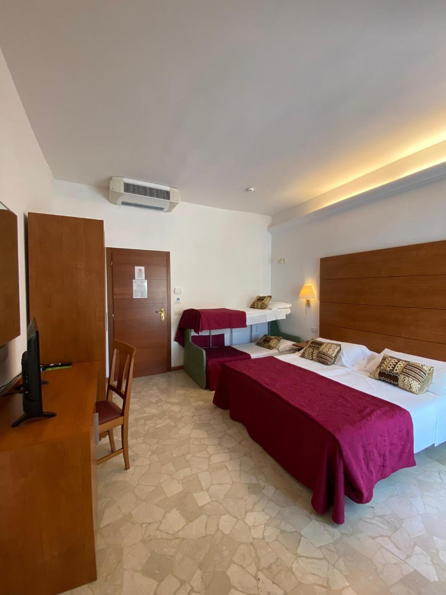 Superior Quadruple Room - Photo 1