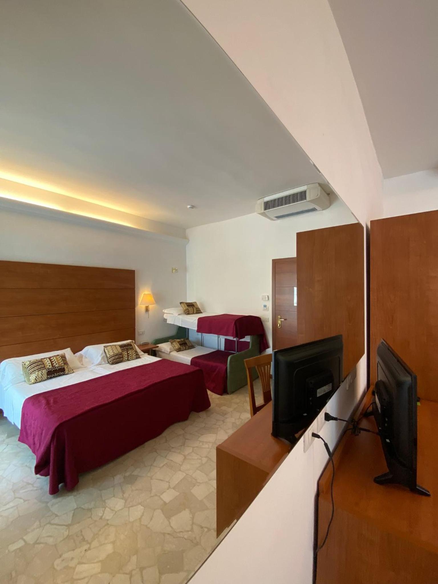 Superior Quadruple Room - Photo 6