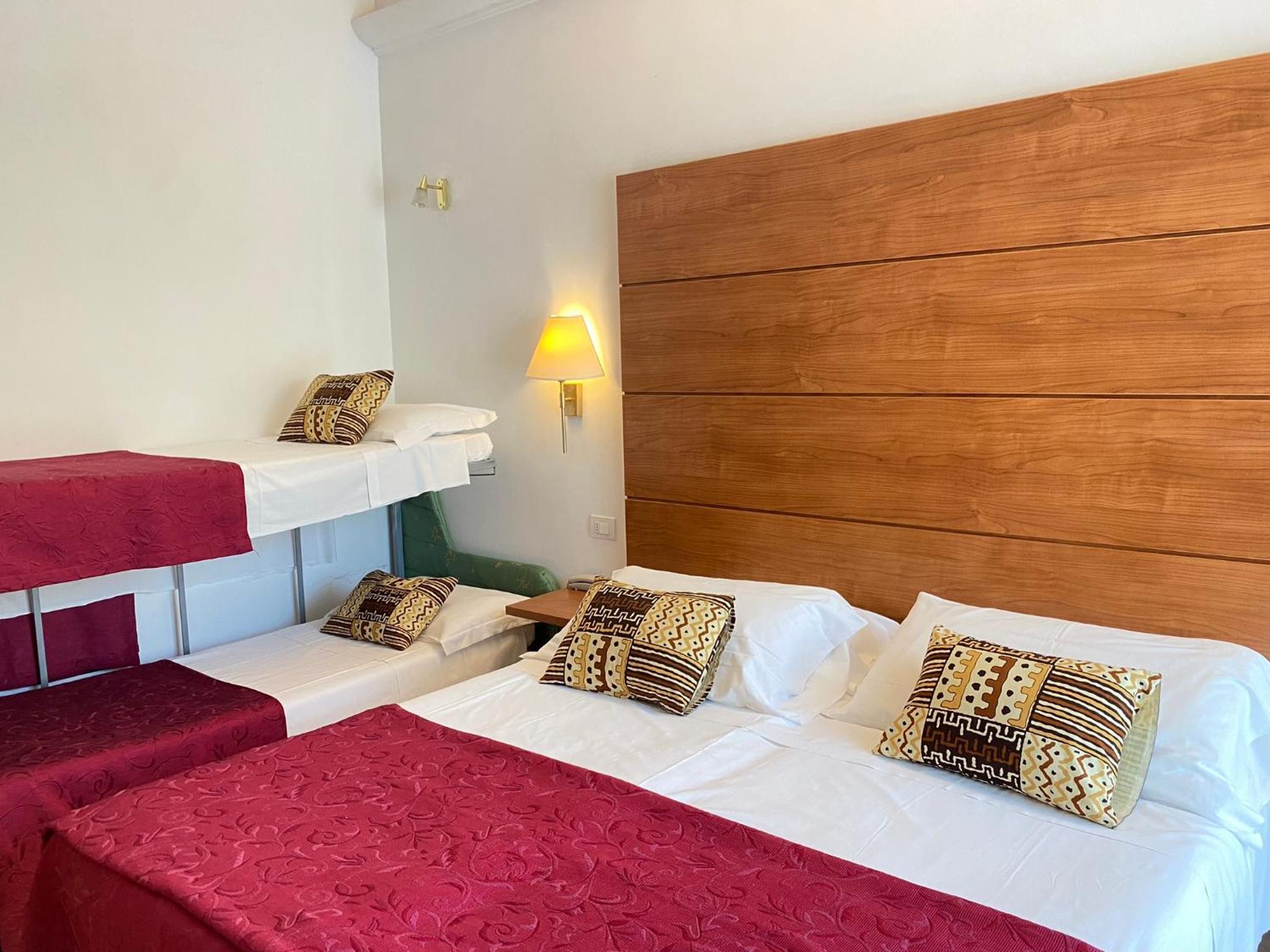 Superior Quadruple Room - Photo 9