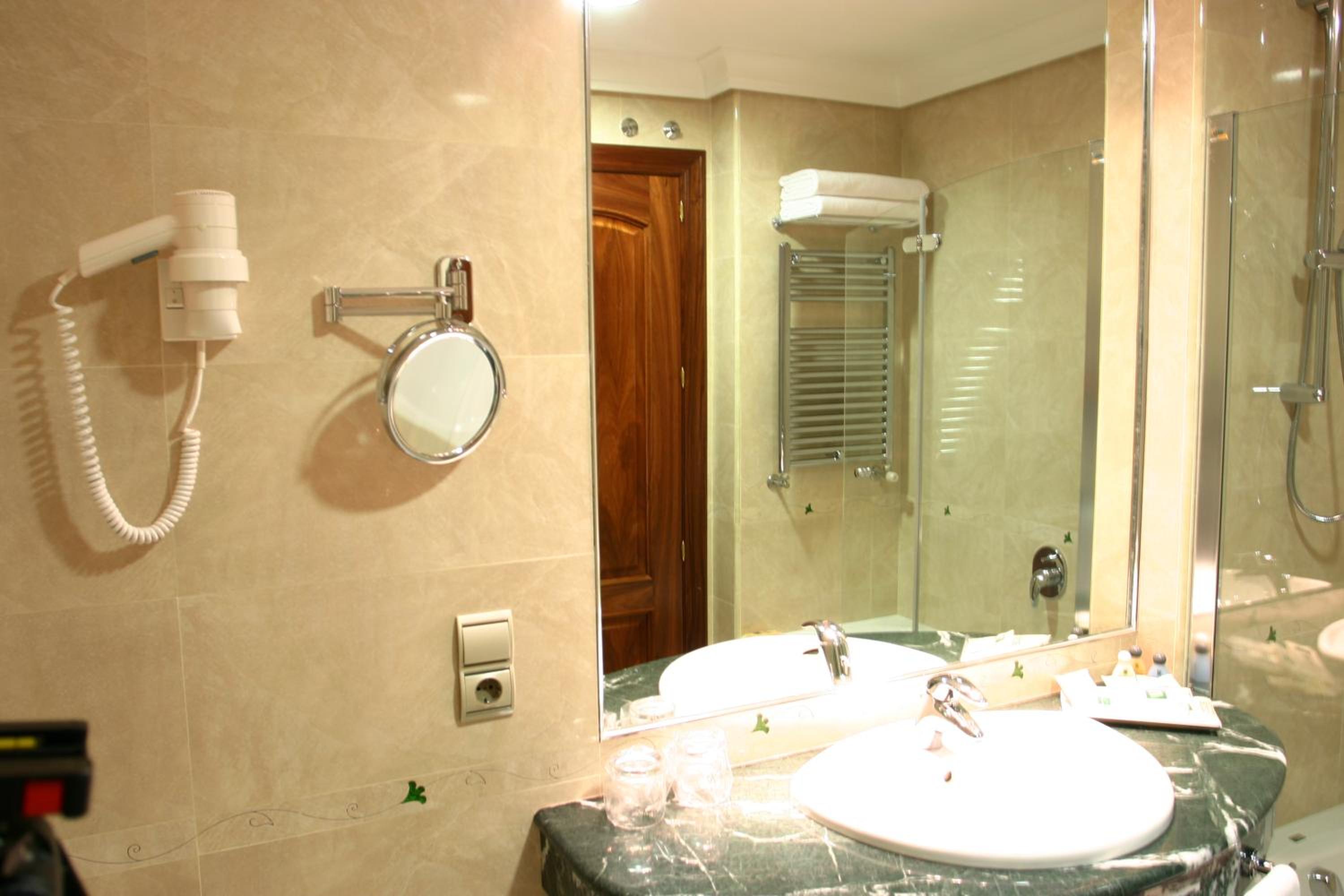 Double or Twin Room - Photo 9
