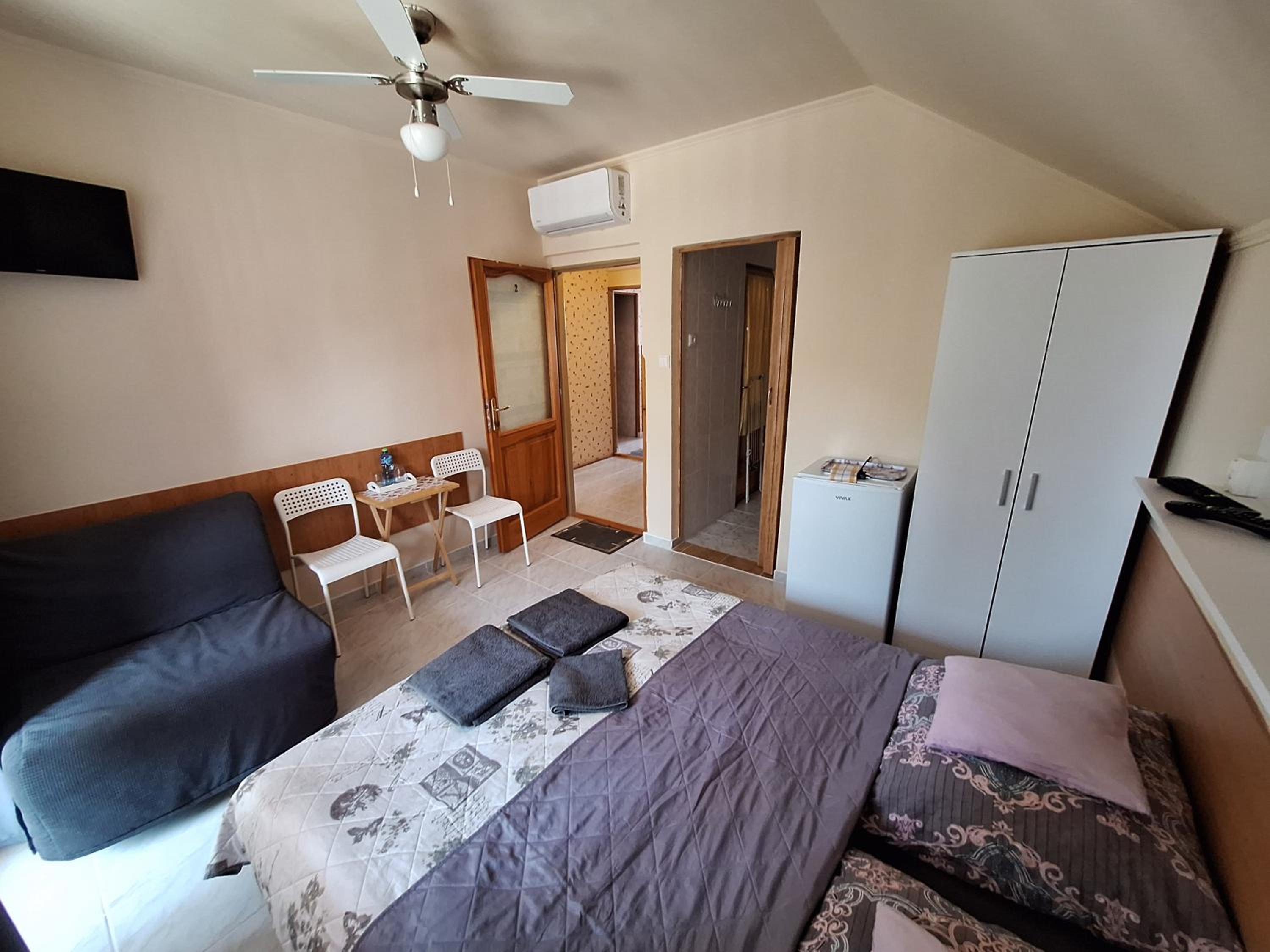 Double or Twin Room with Extra Bed and Shared Balcony photo 3