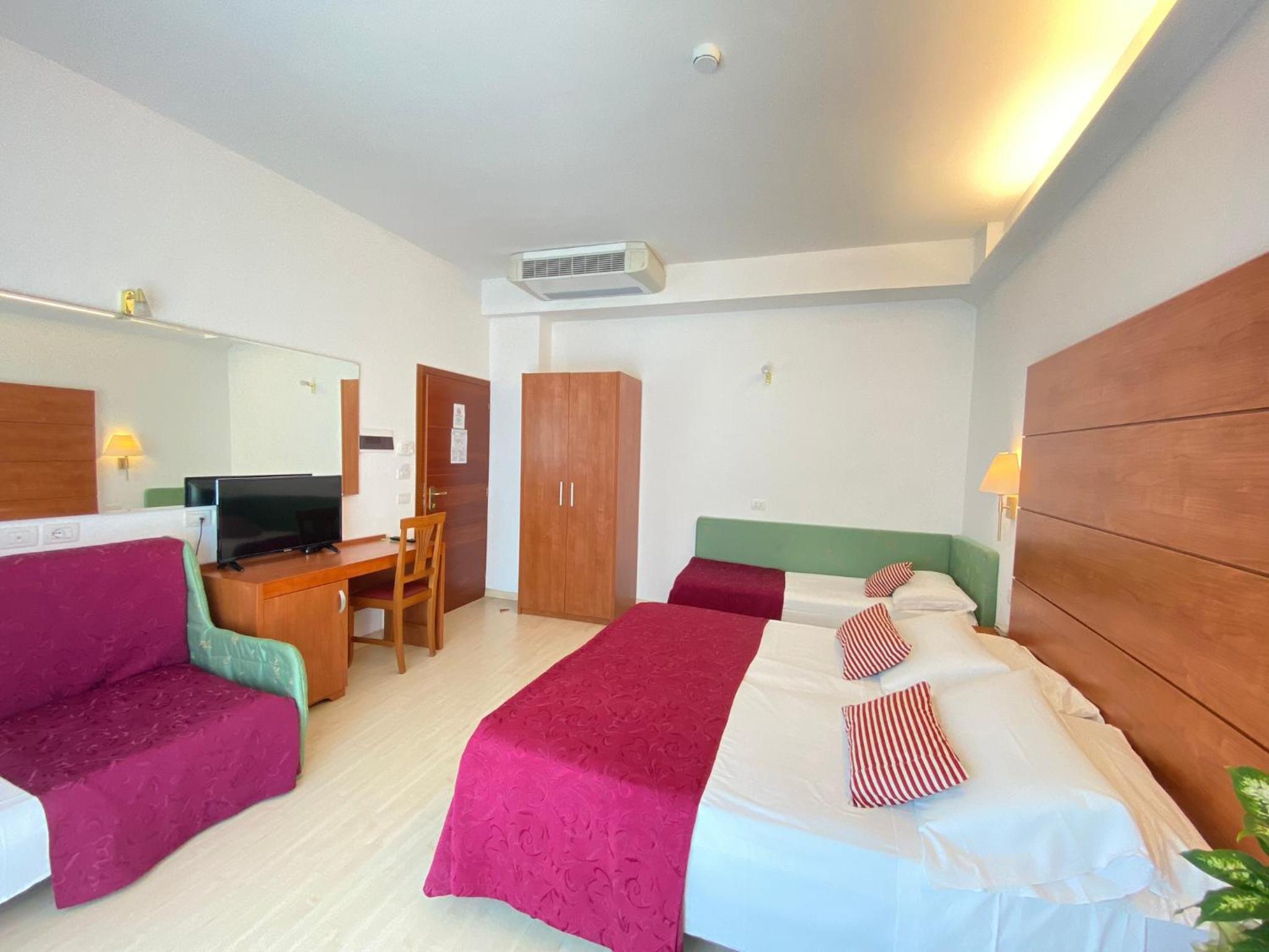 Deluxe Quadruple Room - Photo 2