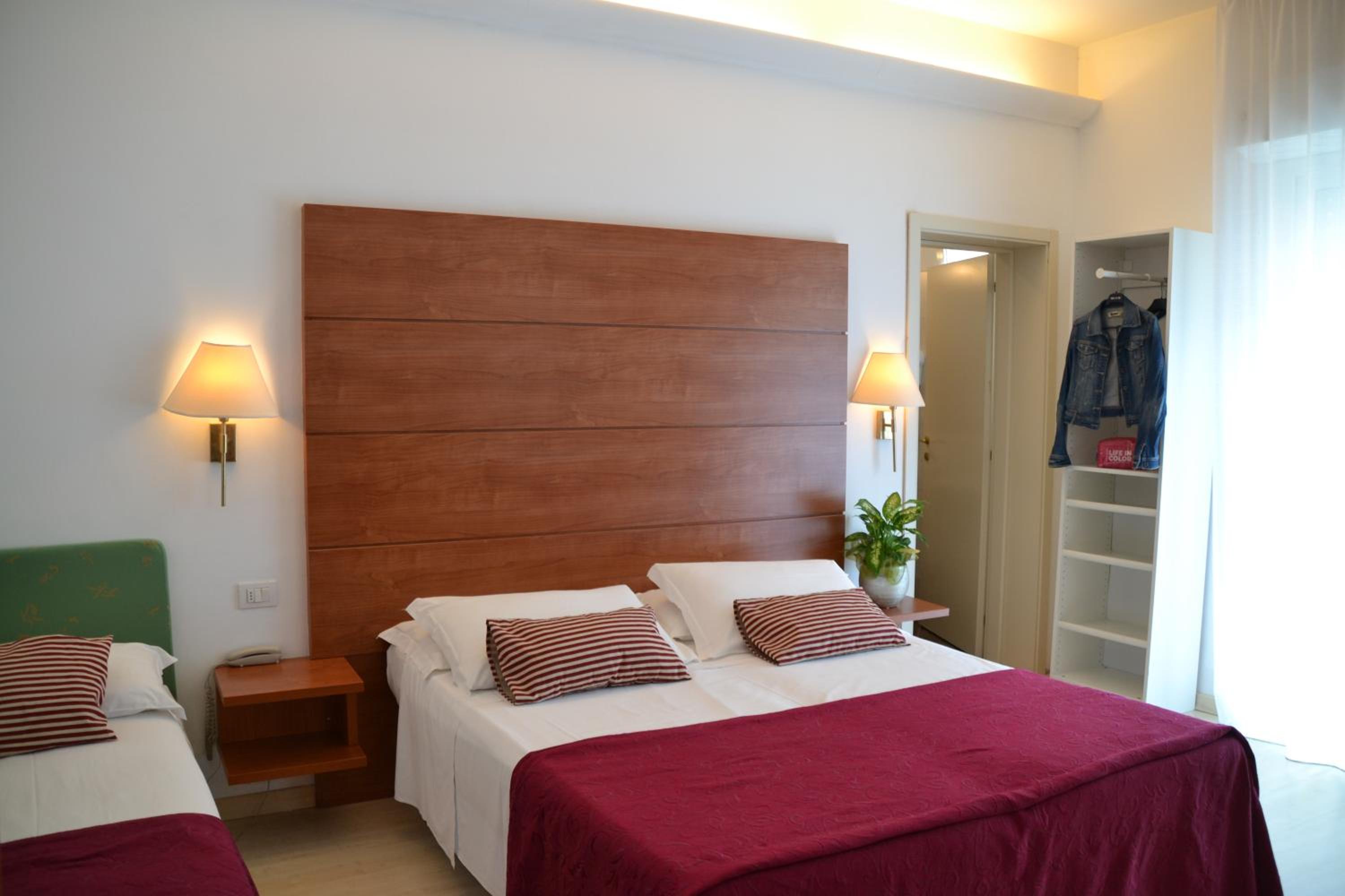 Deluxe Quadruple Room - Photo 10
