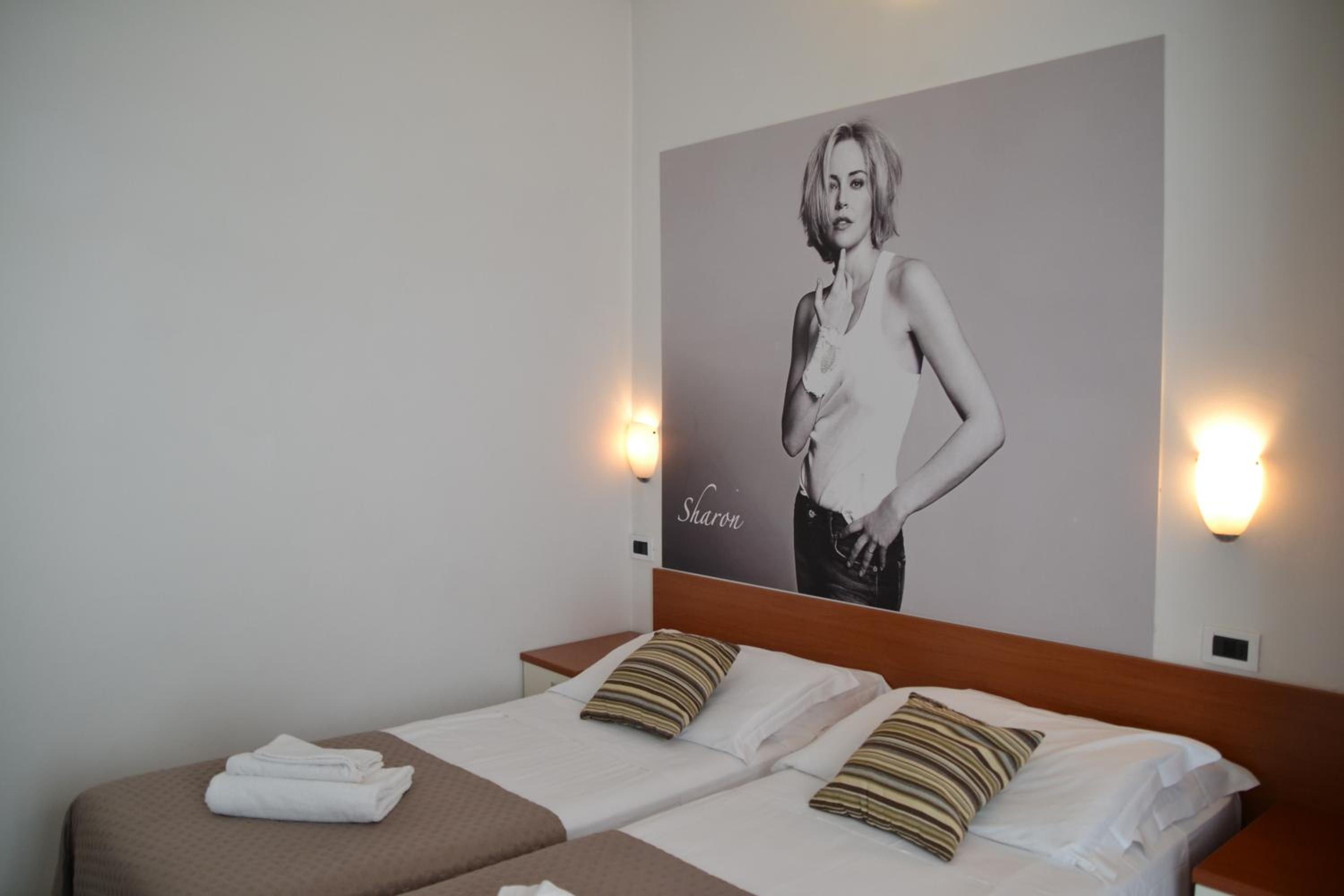 Standard Double or Twin Room - Photo 10