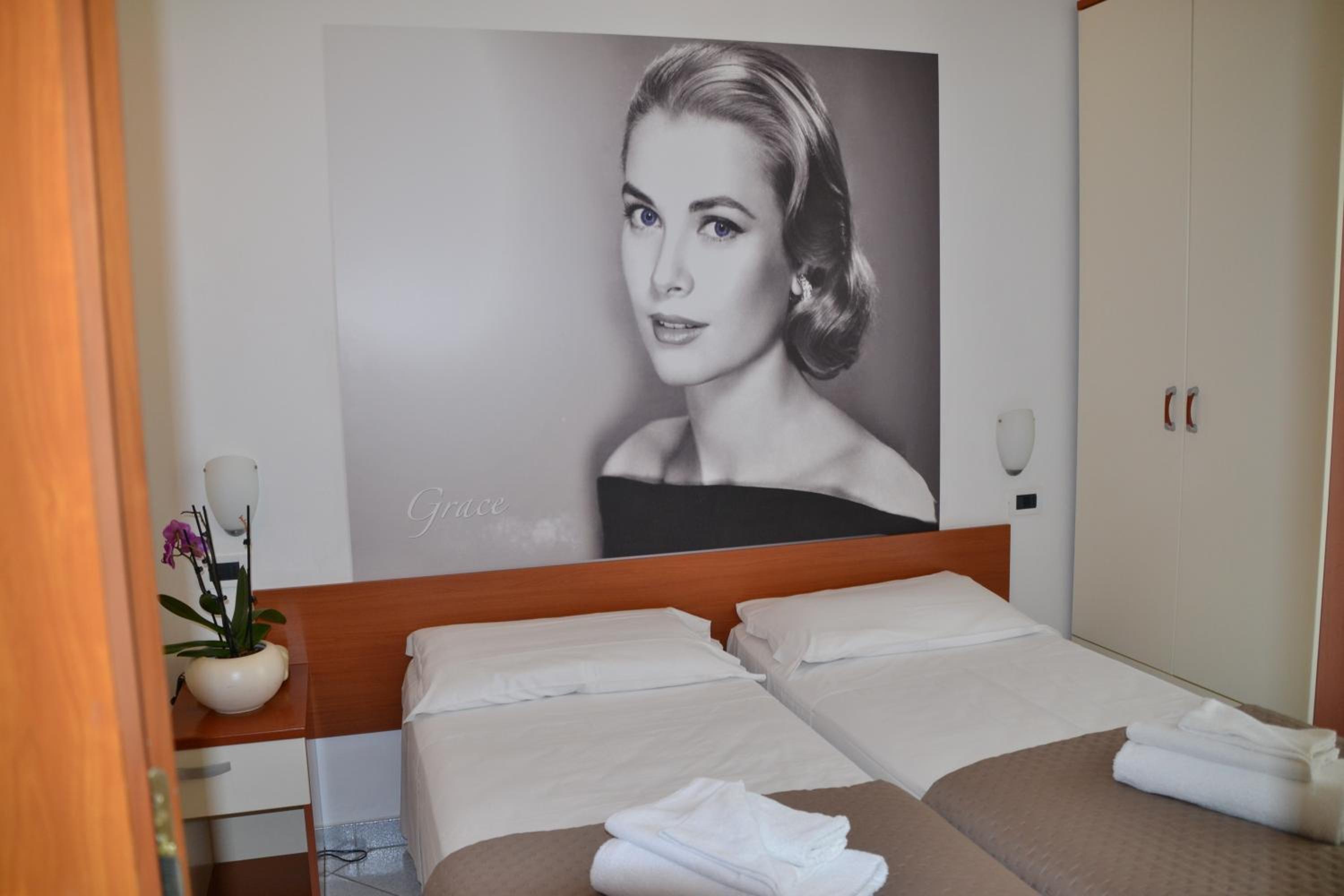 Standard Double or Twin Room - Photo 9