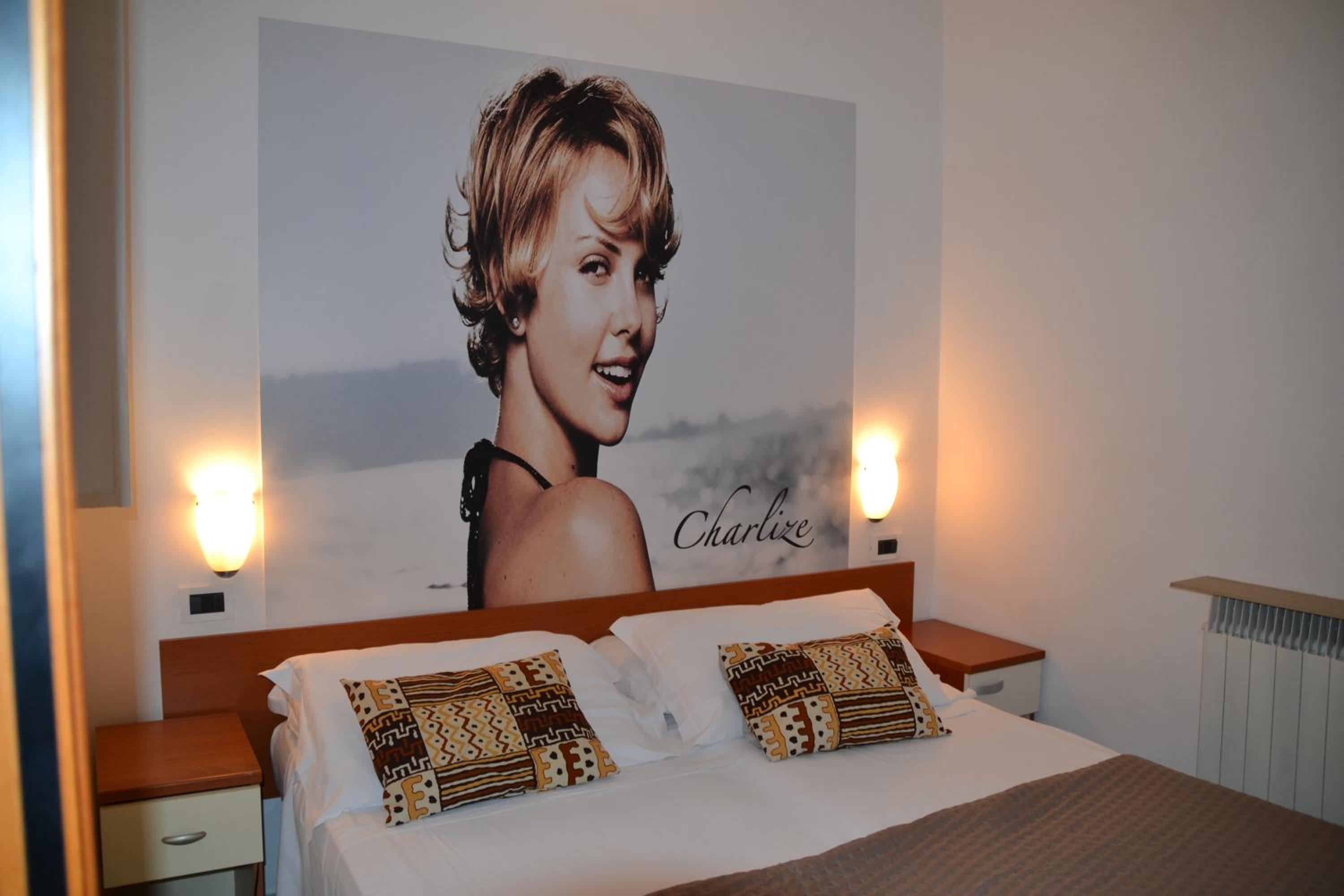 Standard Double or Twin Room - Photo 5