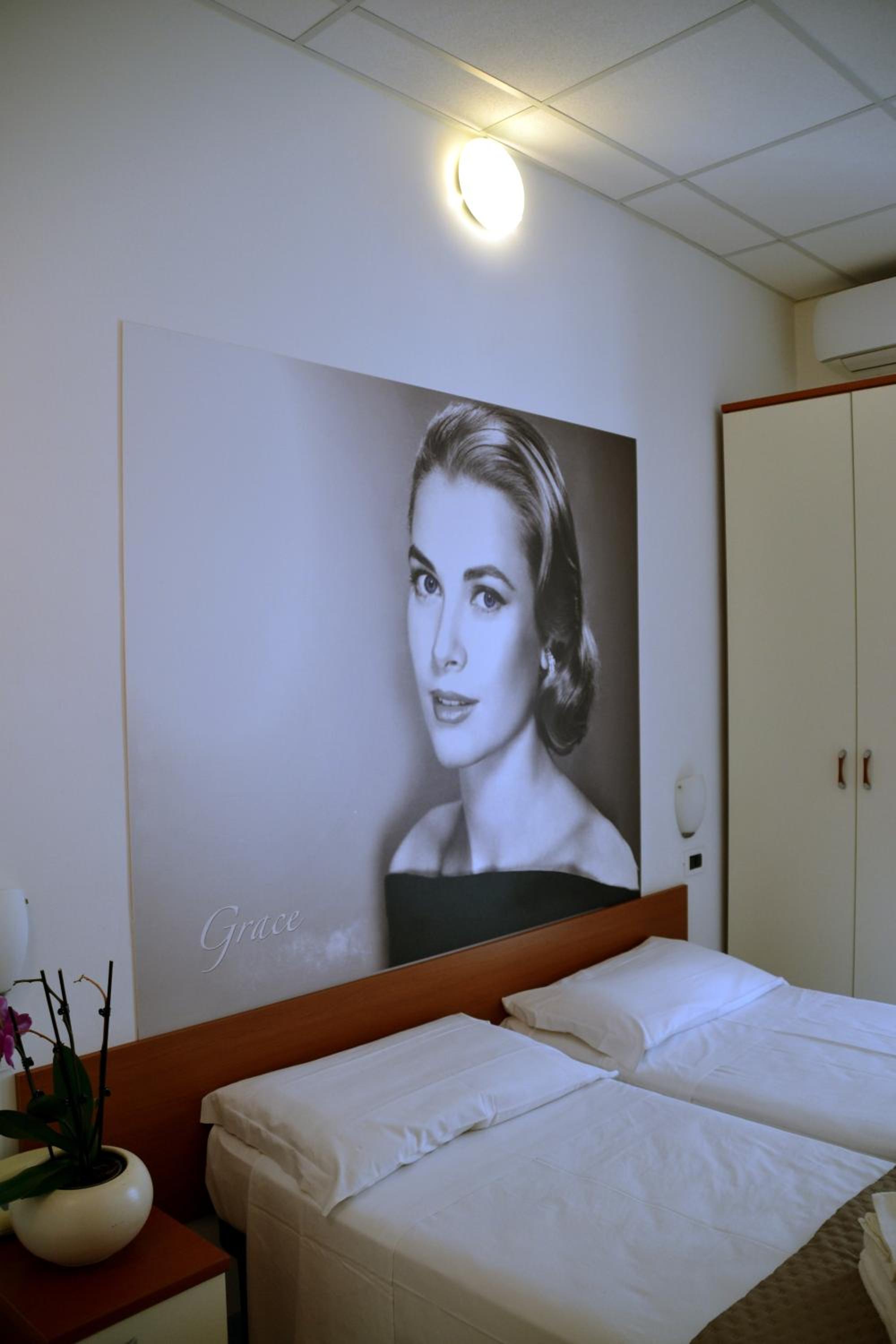 Standard Double or Twin Room - Photo 13