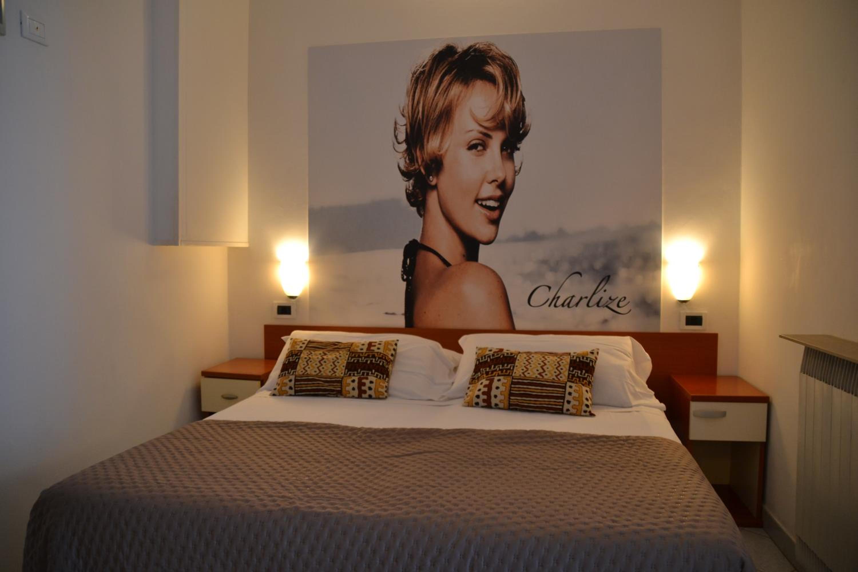 Standard Double or Twin Room - Photo 12