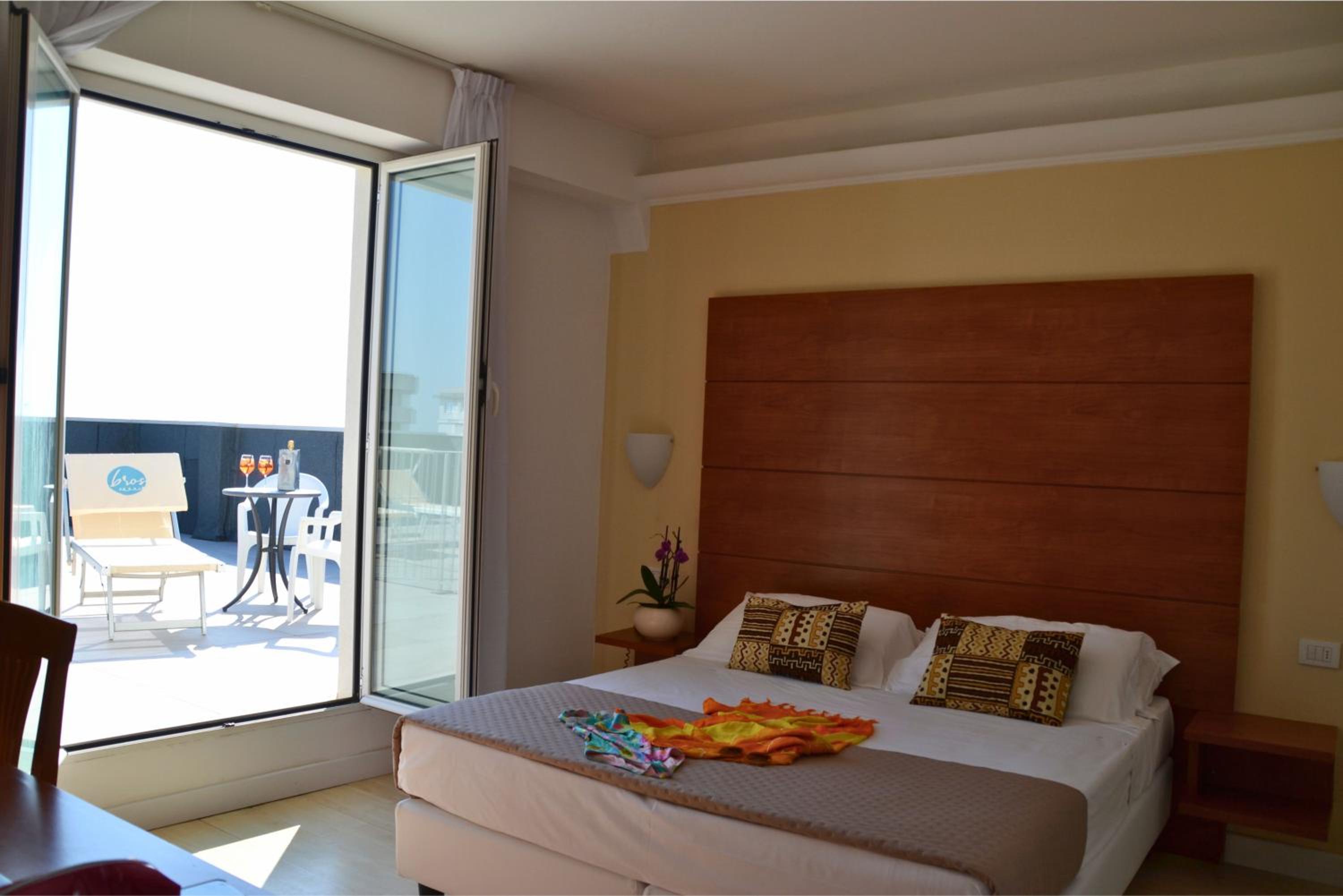 Double Room with Balcony and Sea View - Photo 4