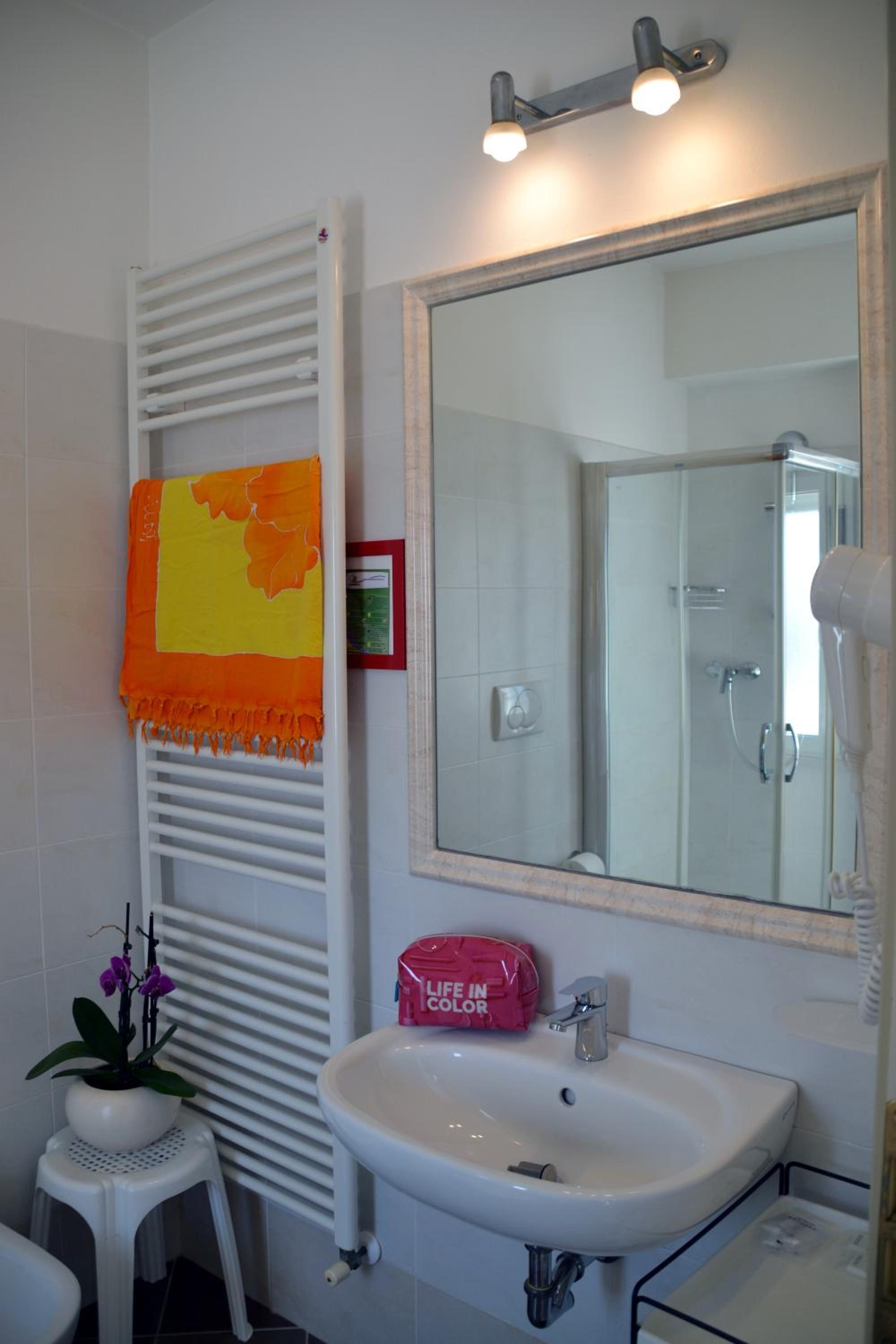 Double Room with Balcony and Sea View - Photo 11