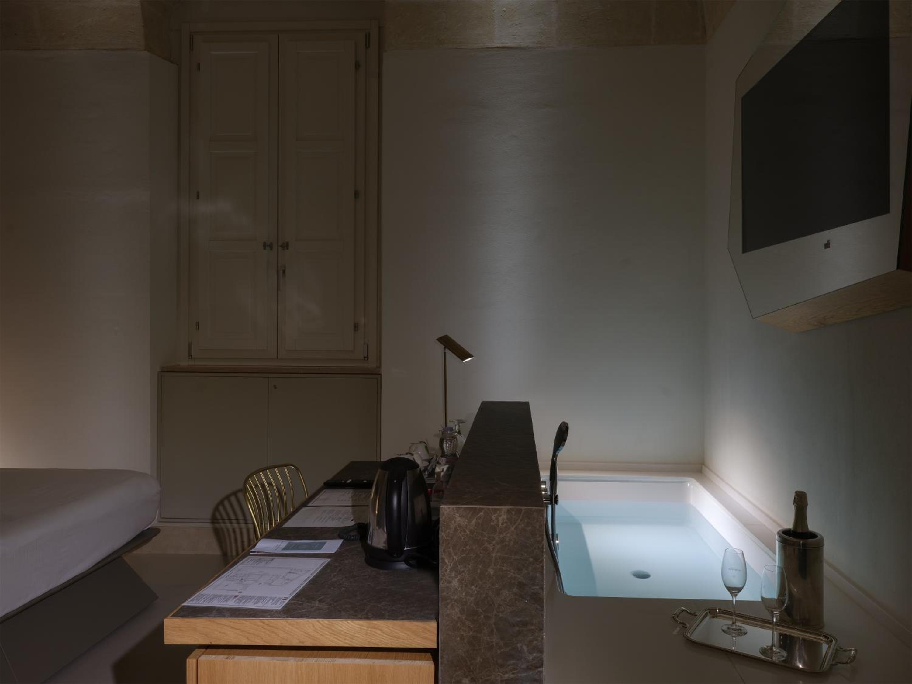 Suite with Tub - Photo 4