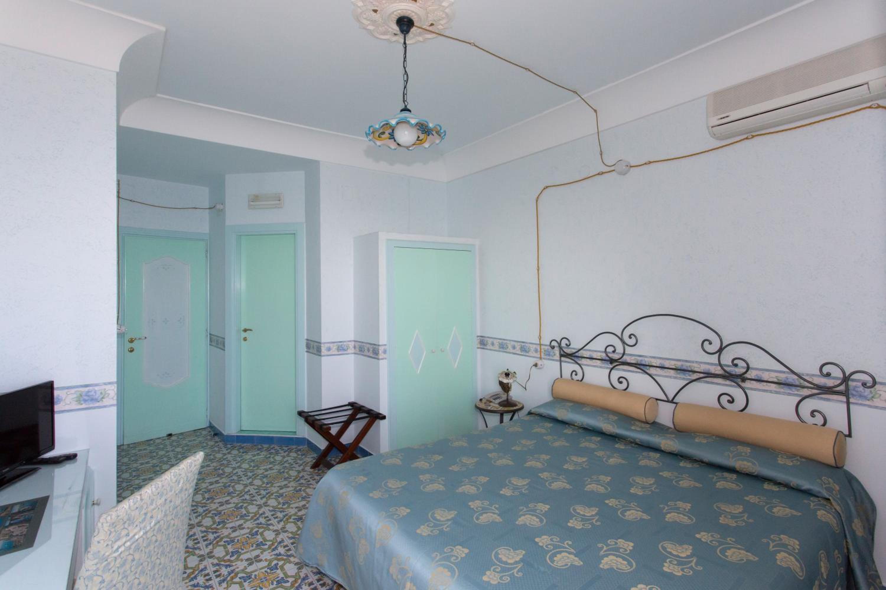 Double Room with Sea View - Photo 10