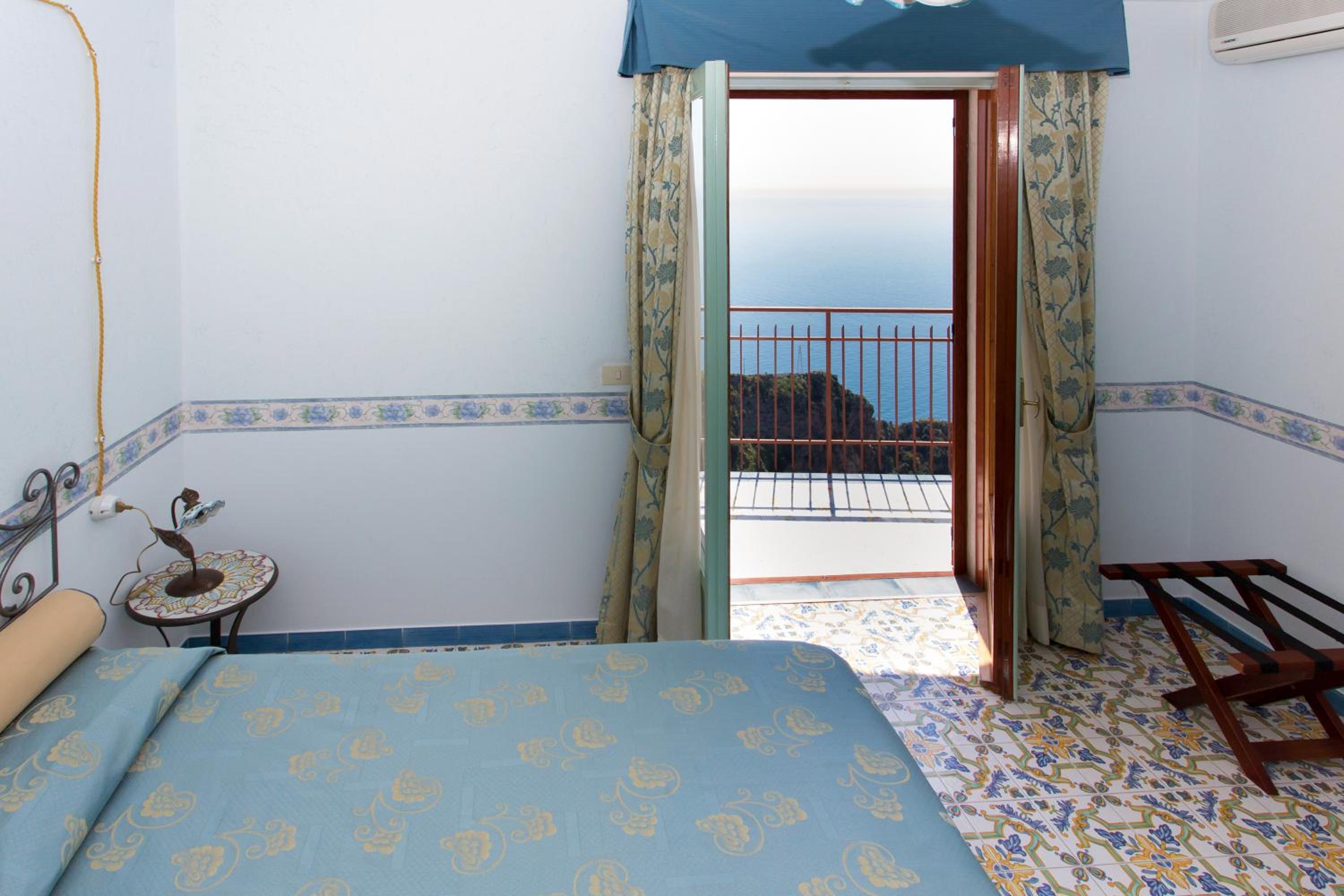 Double Room with Sea View - Photo 11