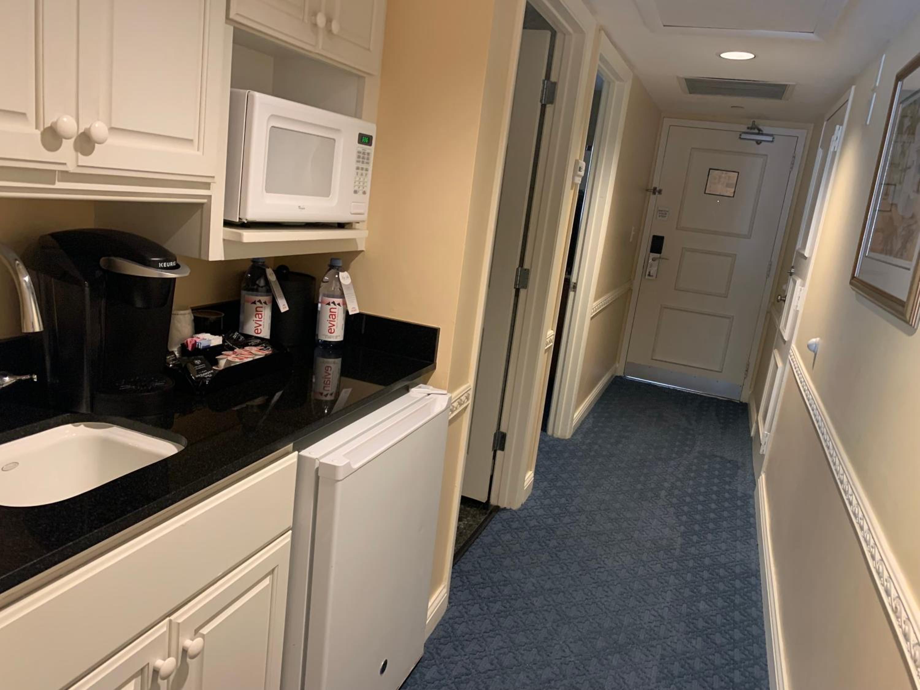 Executive One-Bedroom Suite with Two Double Beds - Photo 3
