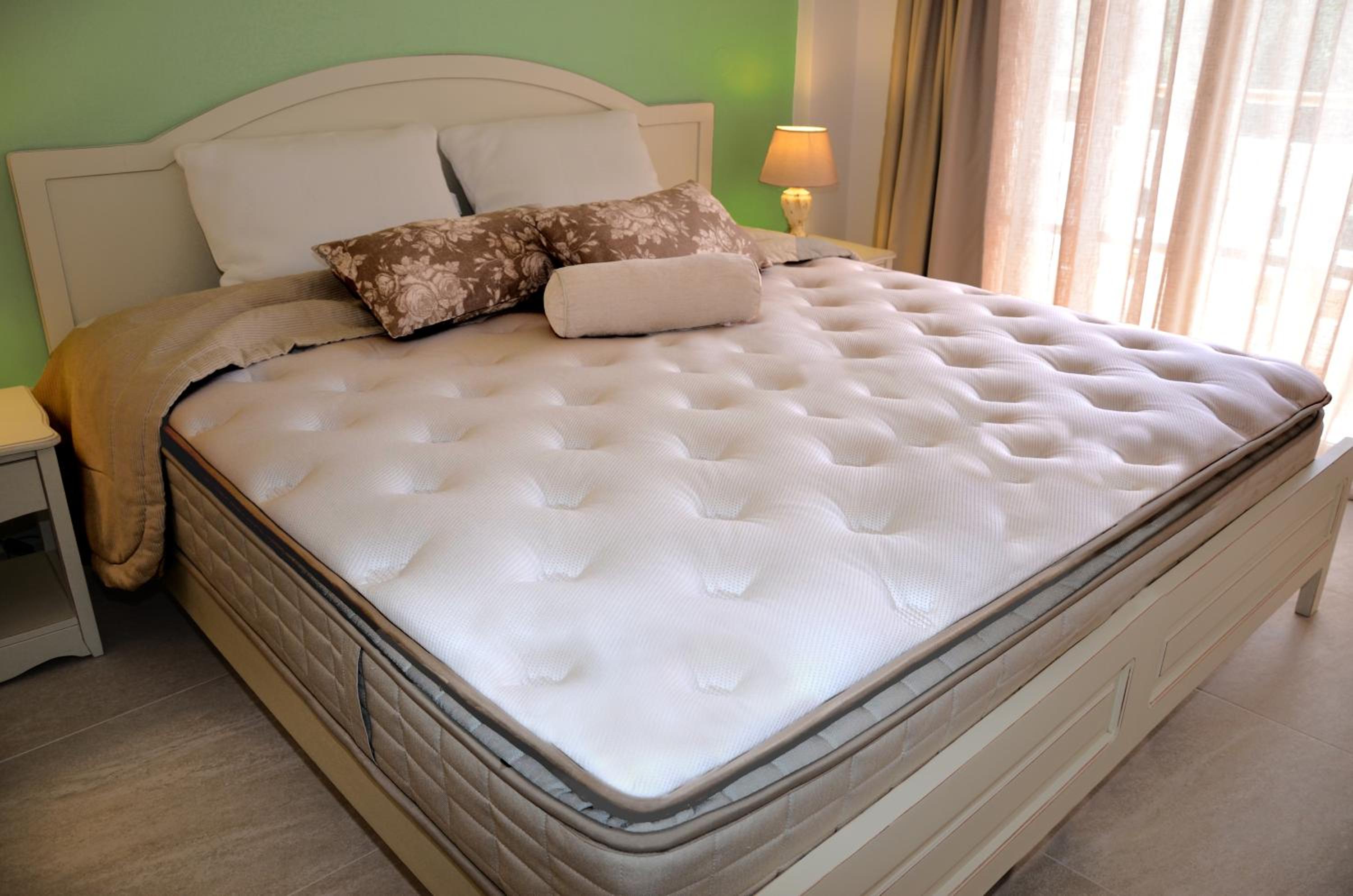 Grand One-Bedroom Apartment King Size Bed - Photo 2