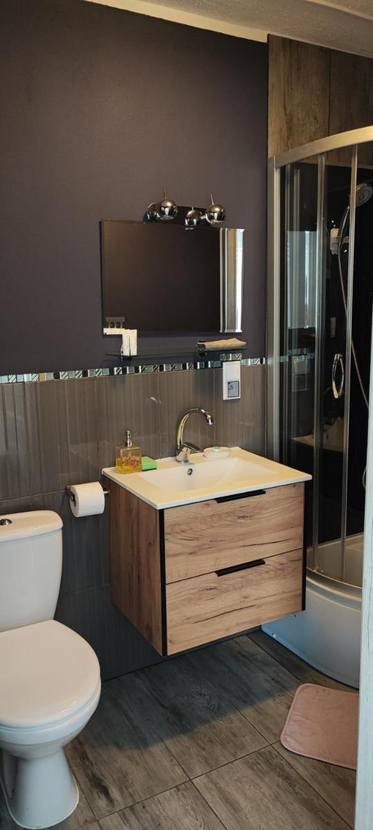 Quadruple Room with Private Bathroom - Photo 12