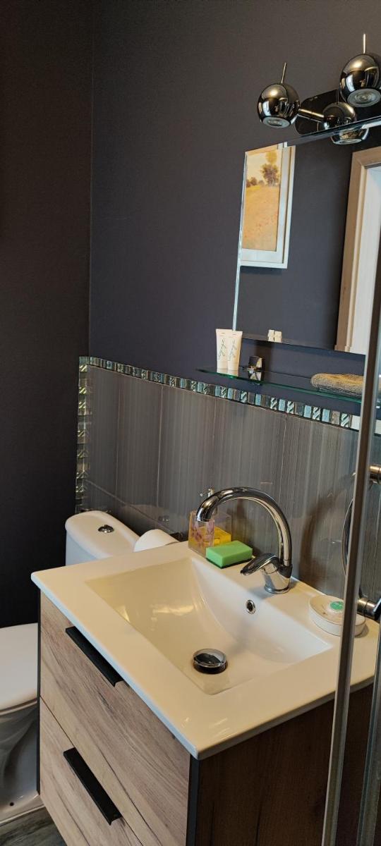 Quadruple Room with Private Bathroom - Photo 15