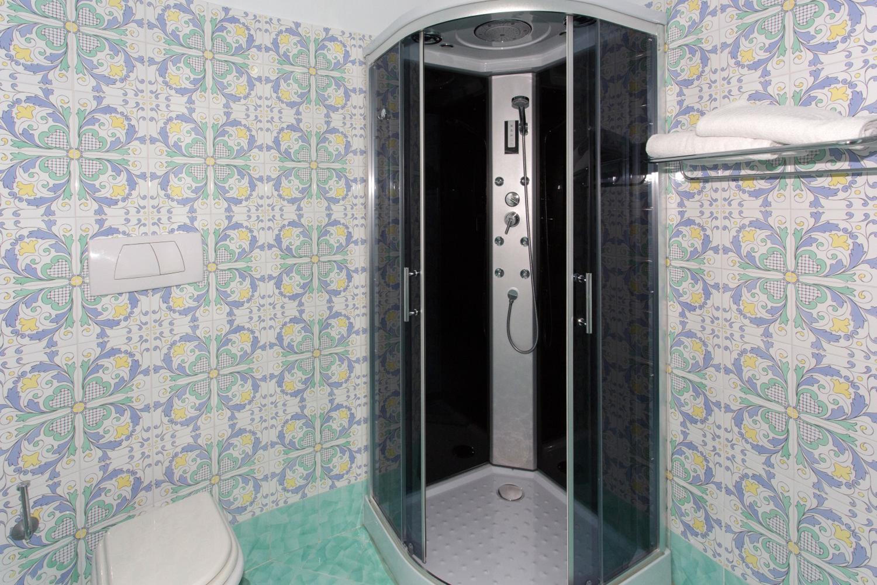 Double Room with Sea View - Photo 17