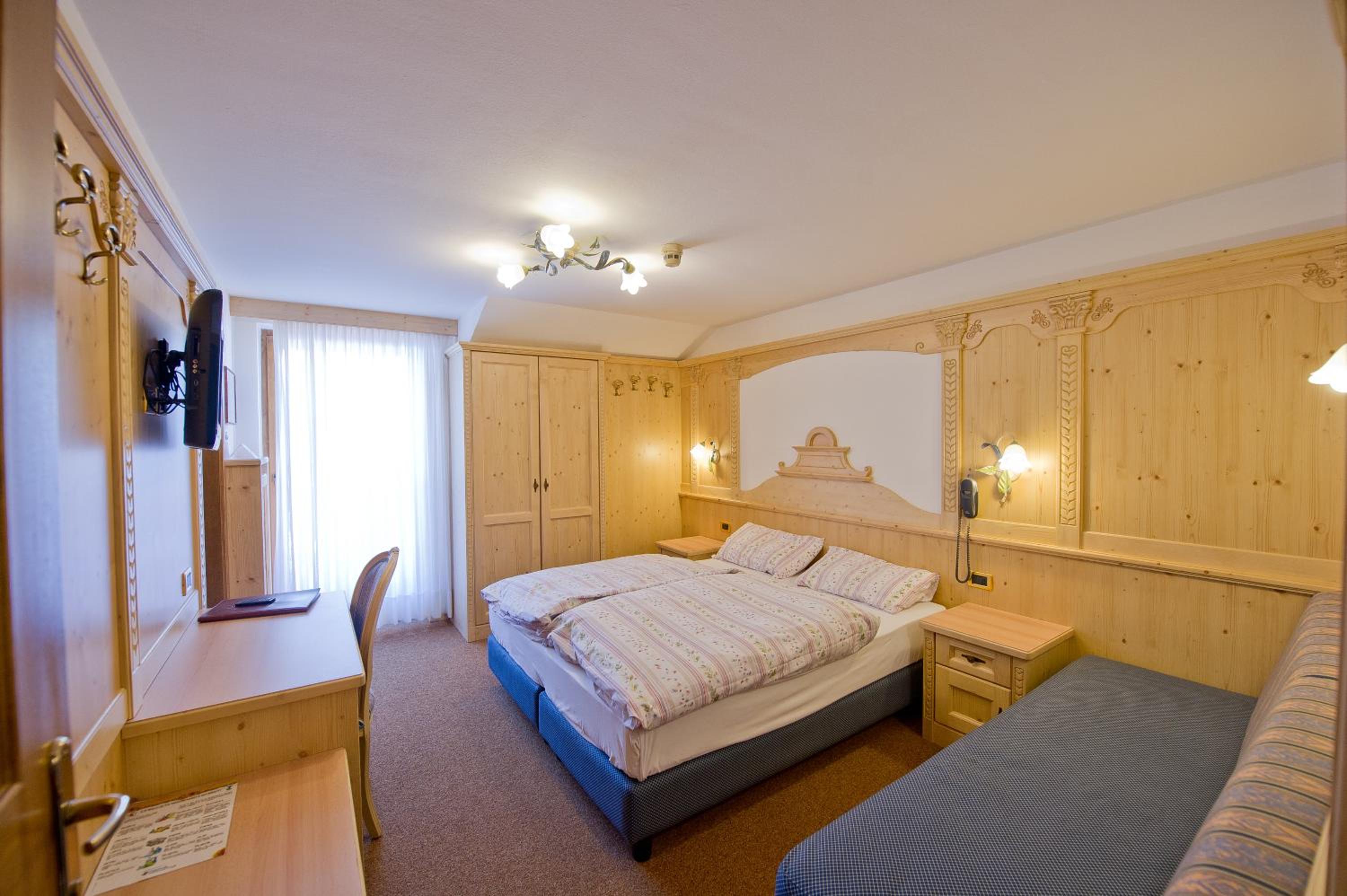 Double or Twin Room with Mountain View - Photo 2
