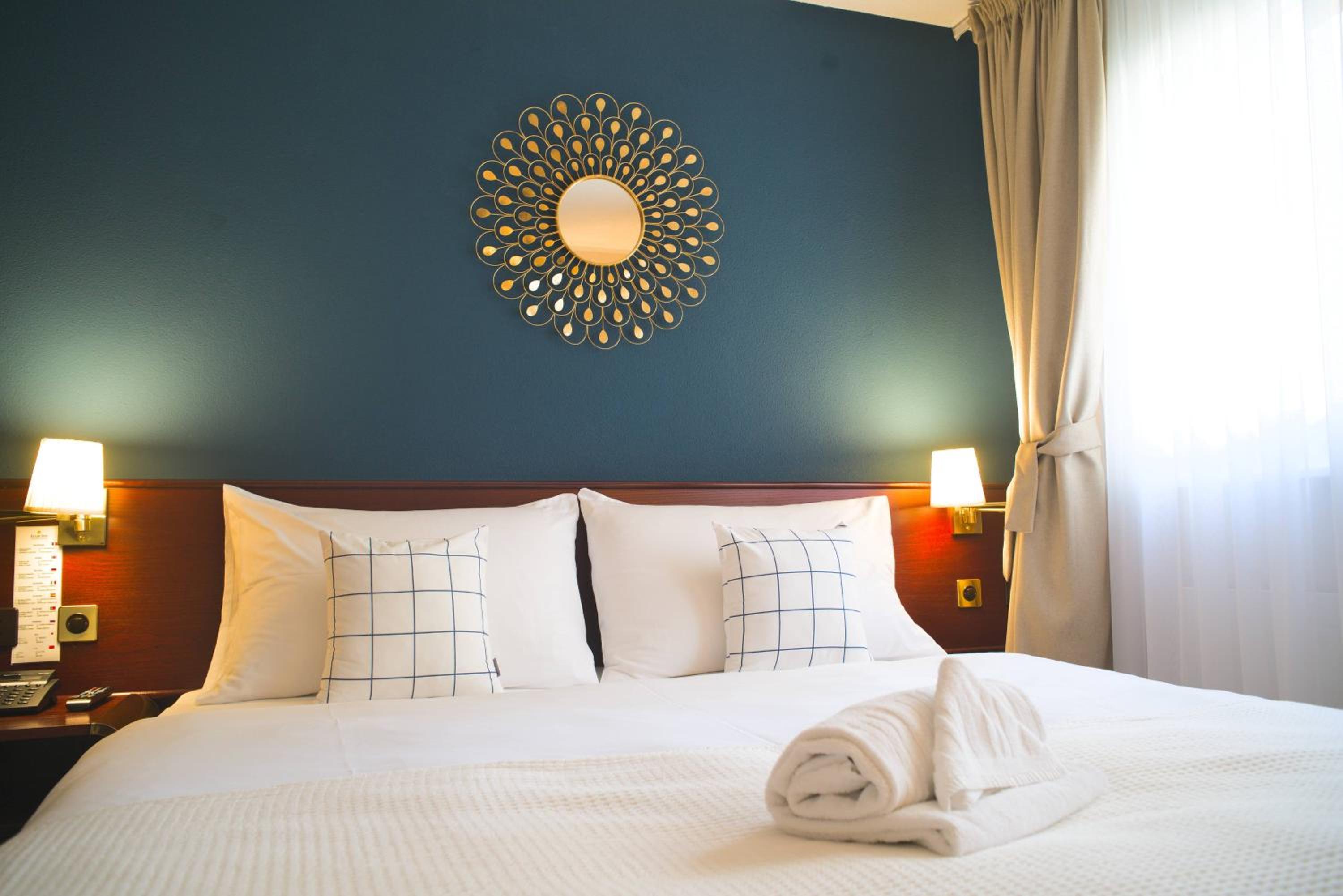 Standard King Room - Photo 13