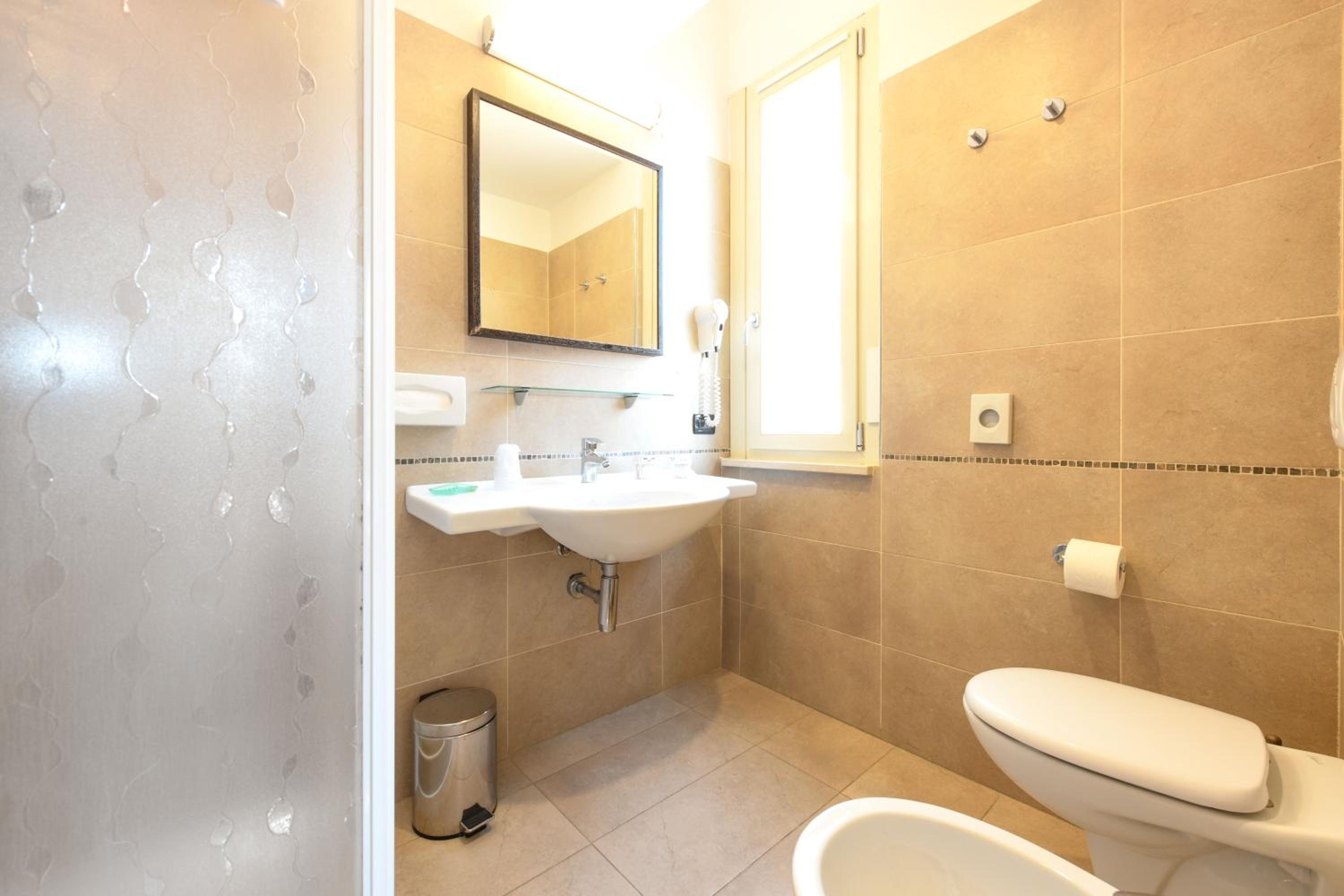 Double Room - Photo 6