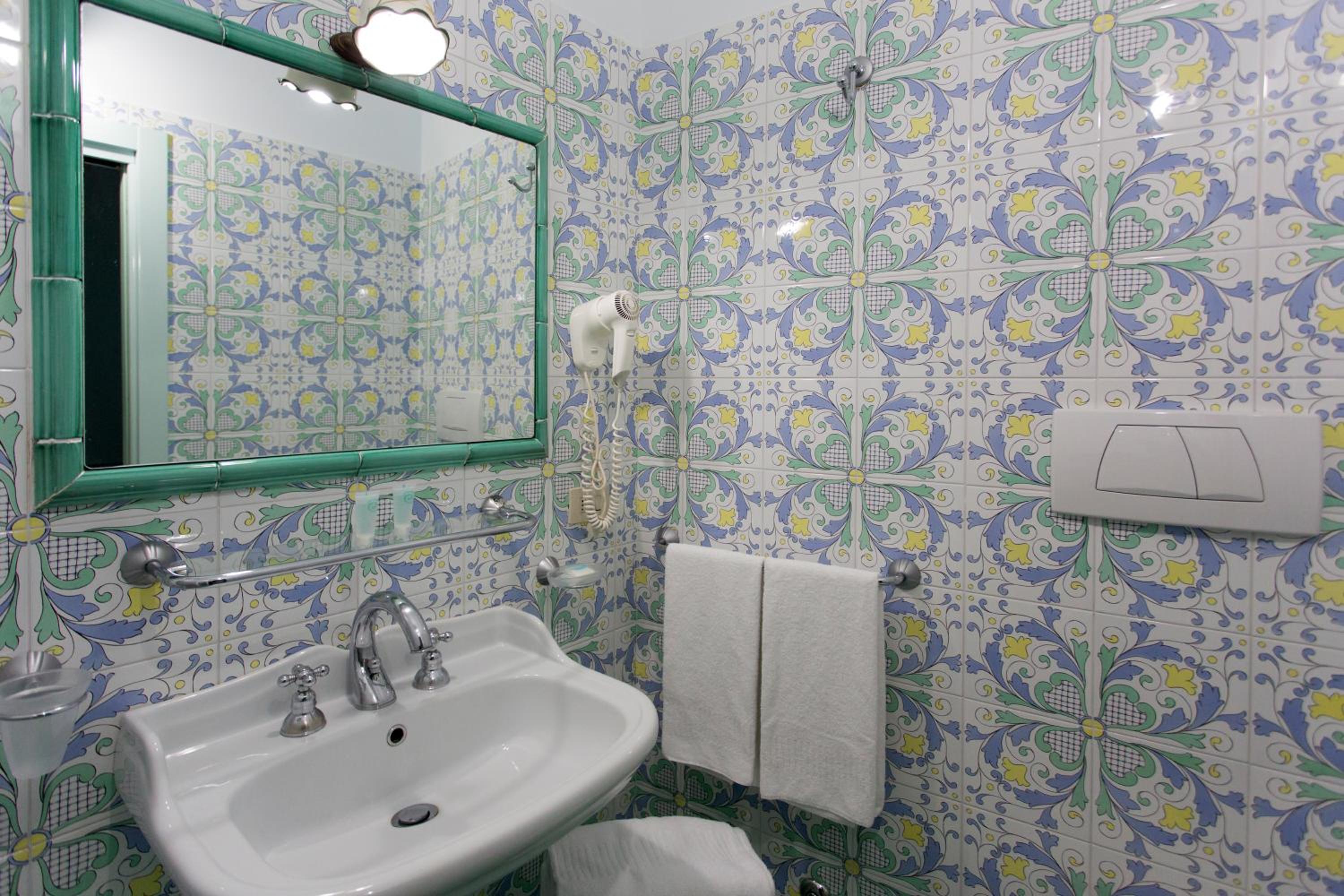 Double Room with Sea View - Photo 15