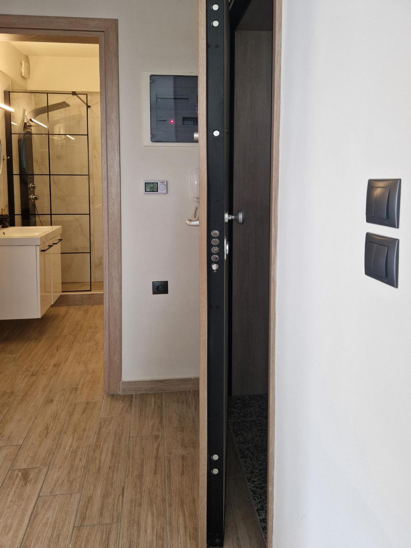 Apartment with Balcony - Photo 3