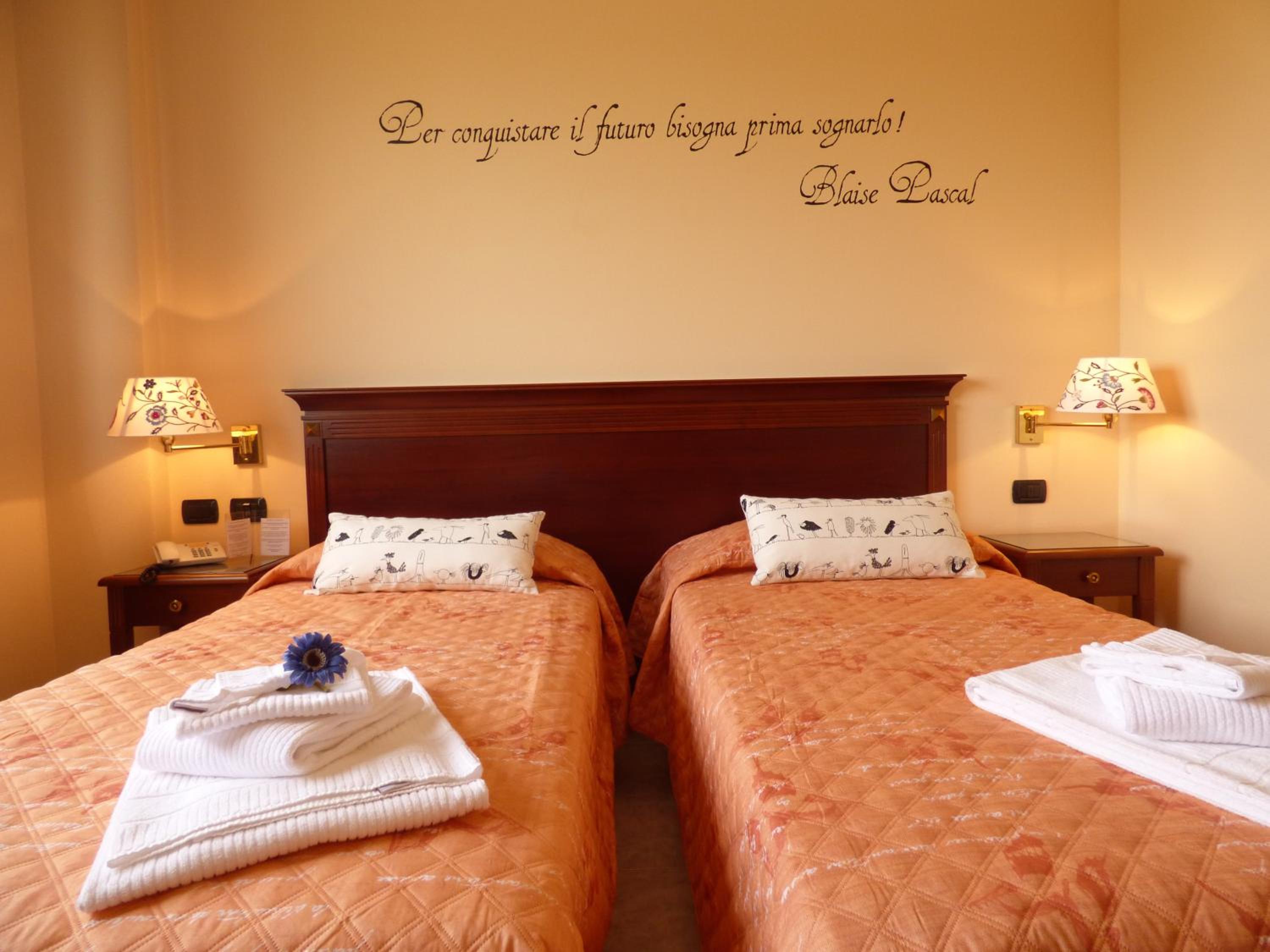 Twin Room - Photo 2