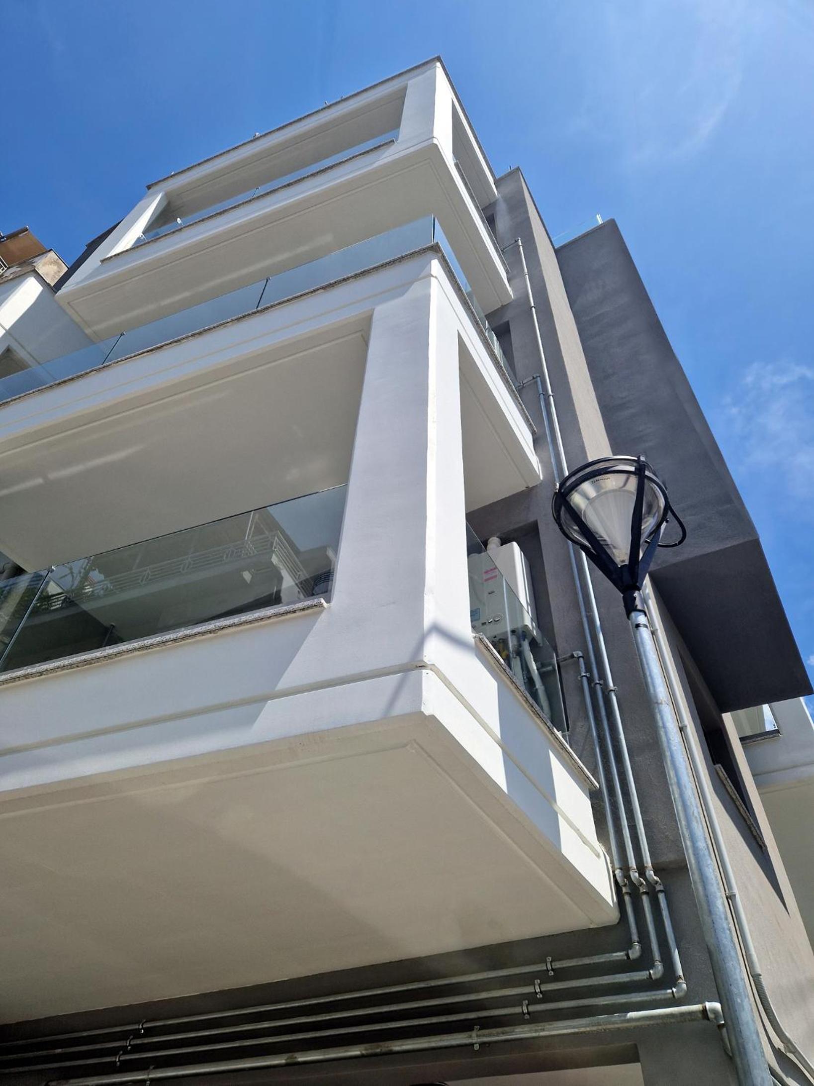 Apartment with Balcony - Photo 5