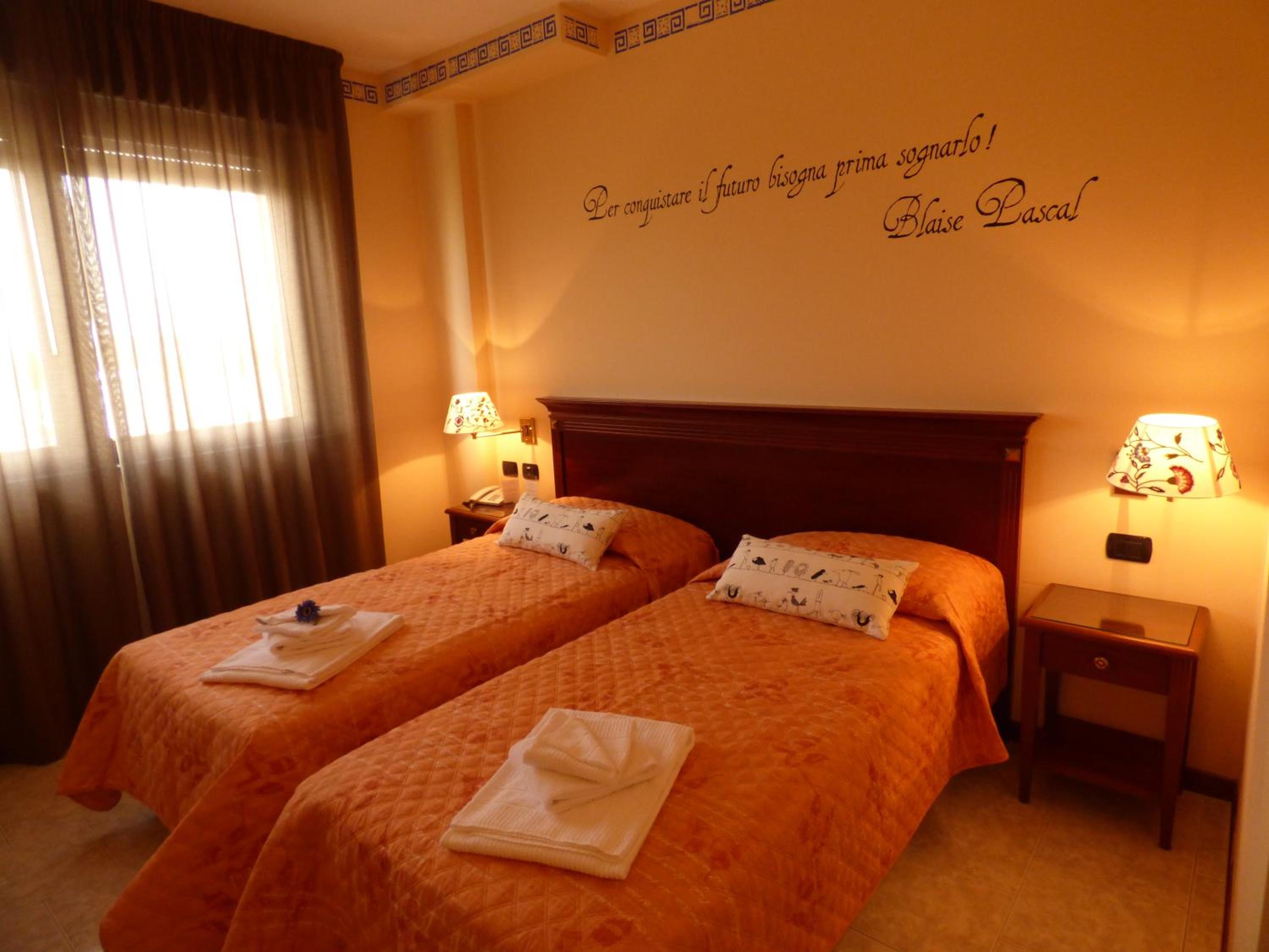 Twin Room - Photo 3