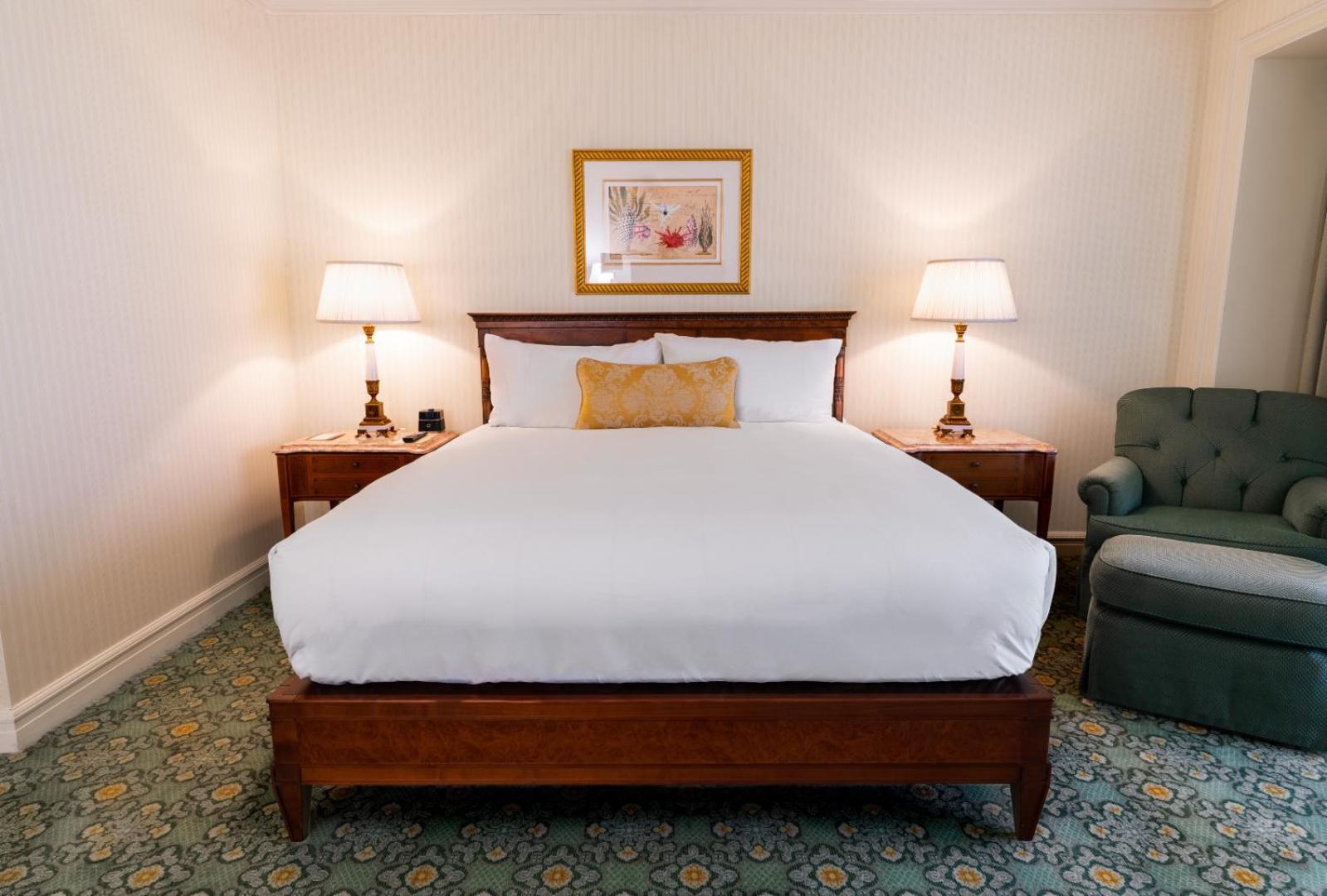 Deluxe King Room - Photo 7
